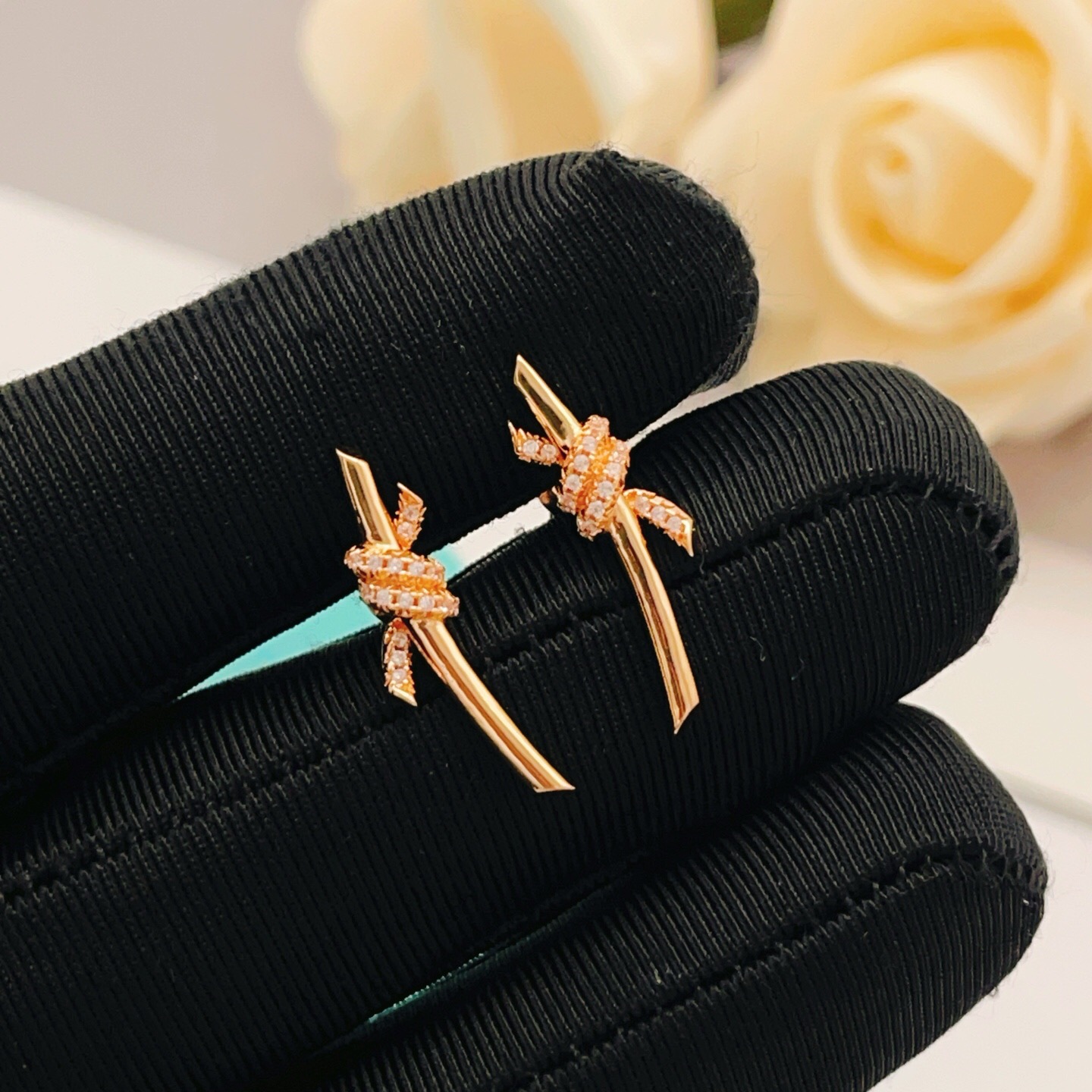 【Tiffany*帝芙尼最新款🆕🆕玫瑰金镶钻绳结耳钉】一致官网黄铜材质，非常的上镜‼️设计很特别值得入手