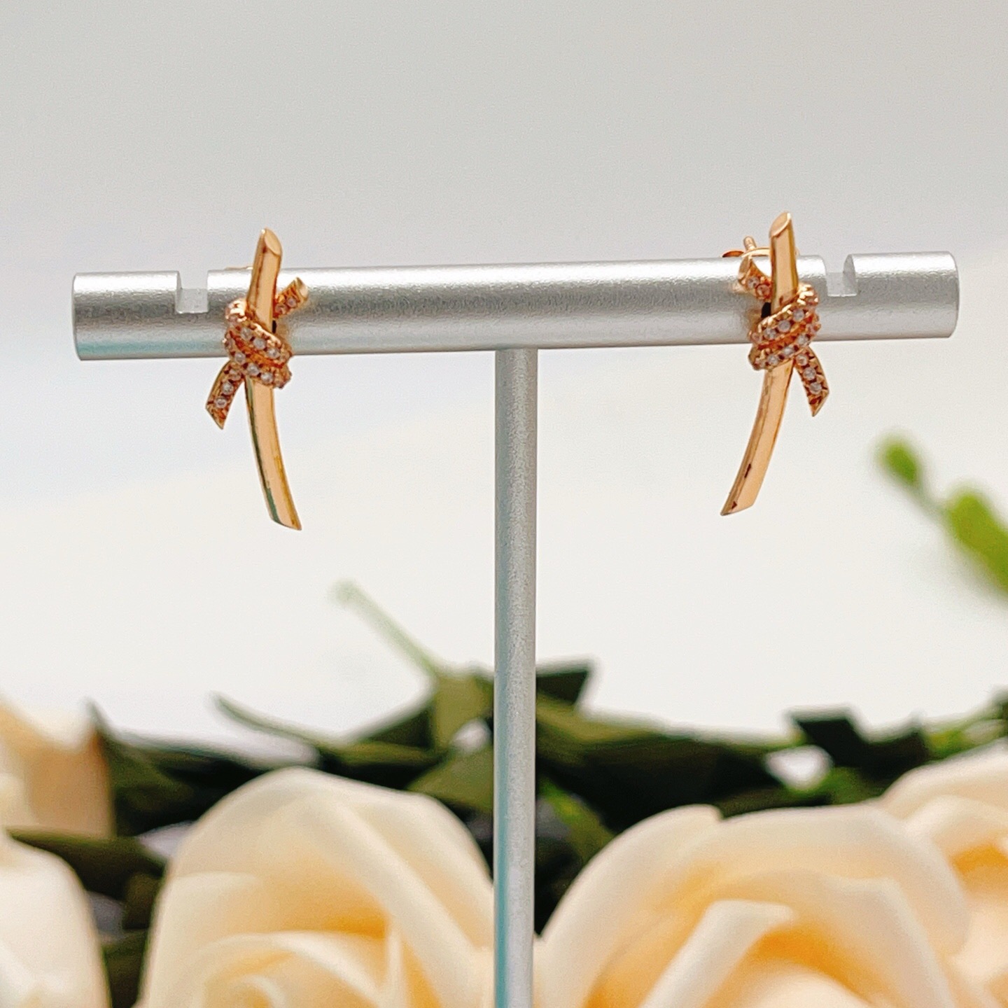 【Tiffany*帝芙尼最新款🆕🆕玫瑰金镶钻绳结耳钉】一致官网黄铜材质，非常的上镜‼️设计很特别值得入手