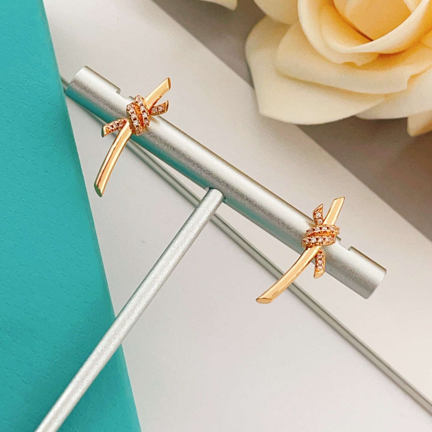 【Tiffany*帝芙尼最新款🆕🆕玫瑰金镶钻绳结耳钉】一致官网黄铜材质，非常的上镜‼️设计很特别值得入手