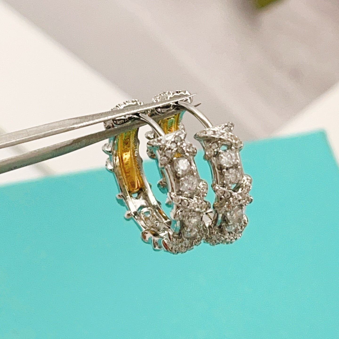 【Tiffany*帝芙尼最新款🆕🆕银色满钻圆形X耳钉】一致官网黄铜材质，非常的上镜‼️设计很特别值得入手
