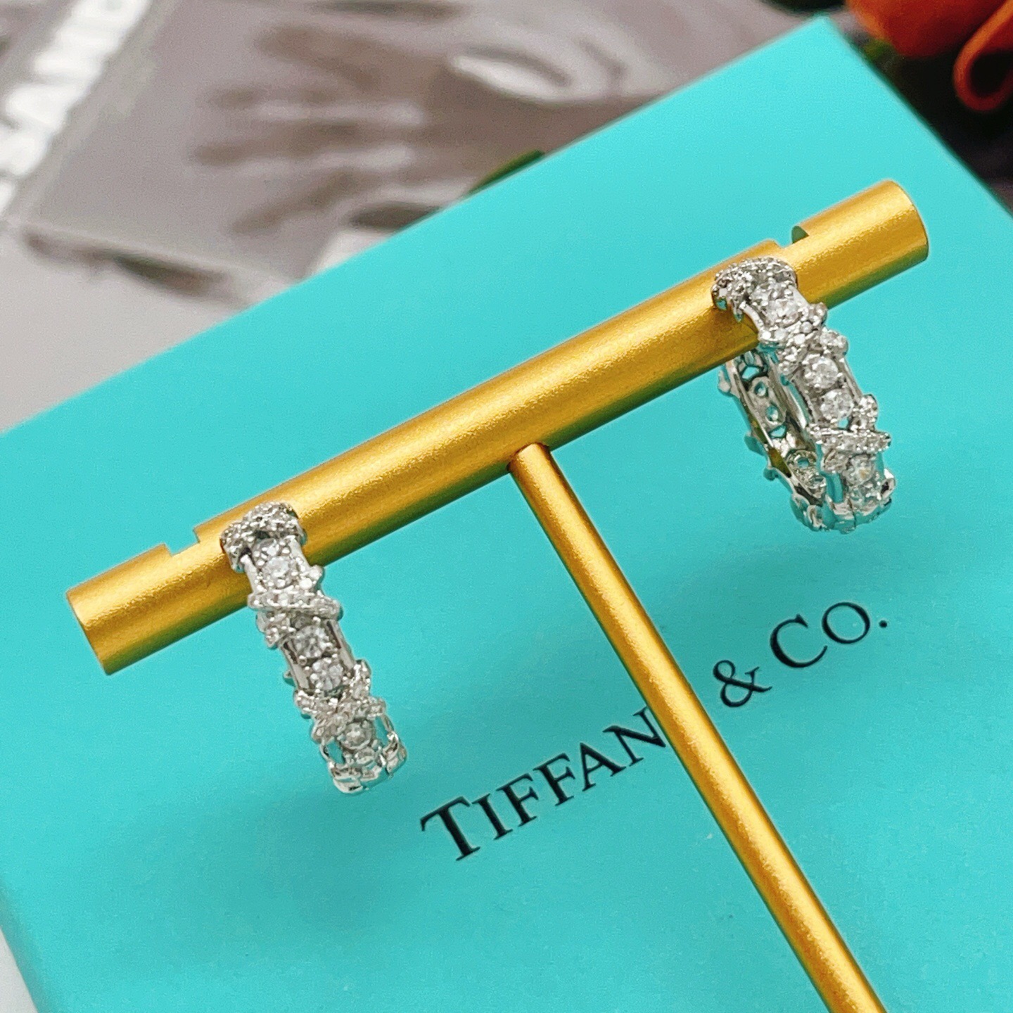 【Tiffany*帝芙尼最新款🆕🆕银色满钻圆形X耳钉】一致官网黄铜材质，非常的上镜‼️设计很特别值得入手