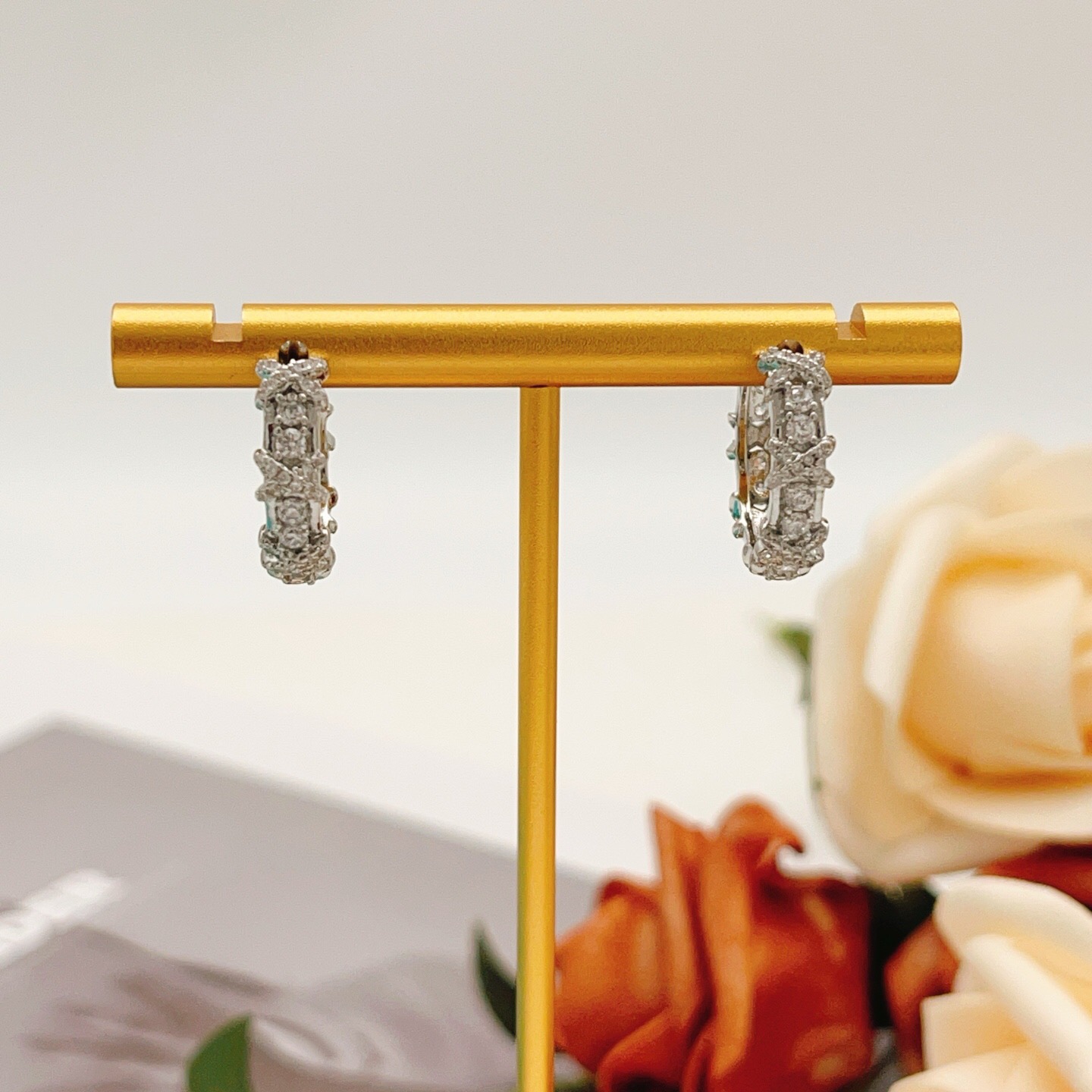 【Tiffany*帝芙尼最新款🆕🆕银色满钻圆形X耳钉】一致官网黄铜材质，非常的上镜‼️设计很特别值得入手