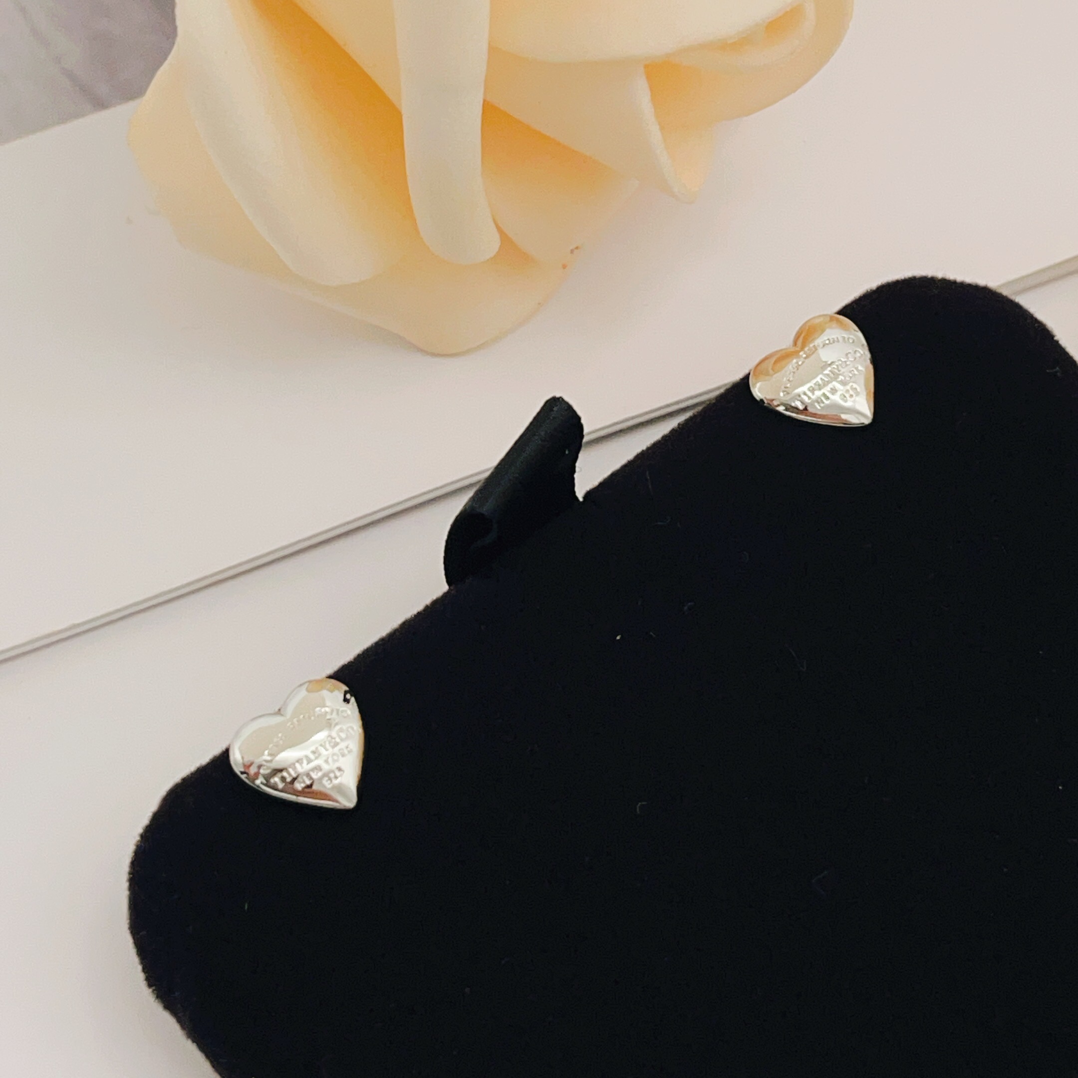 【Tiffany*帝芙尼最新款🆕🆕银色光面爱心耳钉】一致官网黄铜材质，非常的上镜‼️设计很特别值得入手。