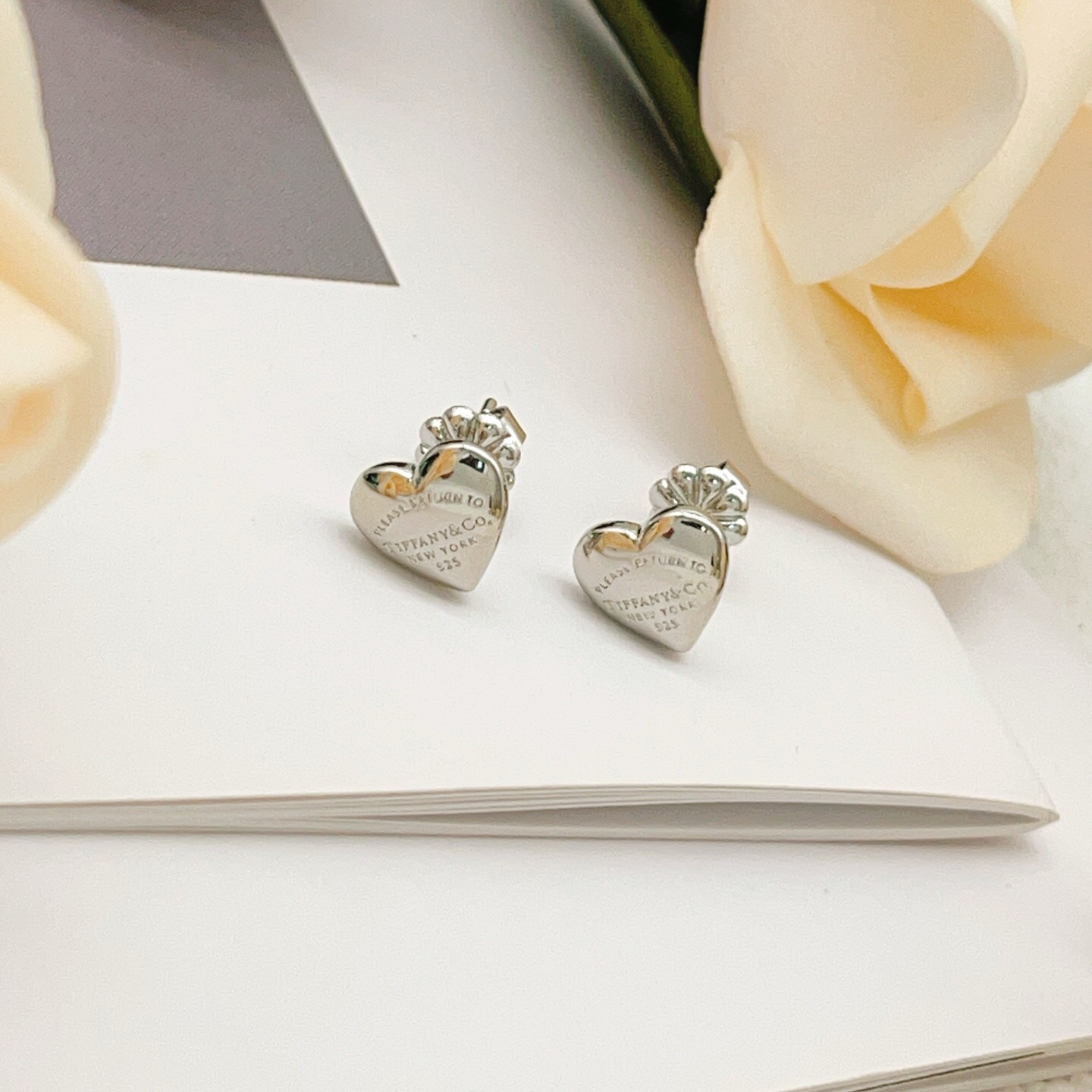 【Tiffany*帝芙尼最新款🆕🆕银色光面爱心耳钉】一致官网黄铜材质，非常的上镜‼️设计很特别值得入手。
