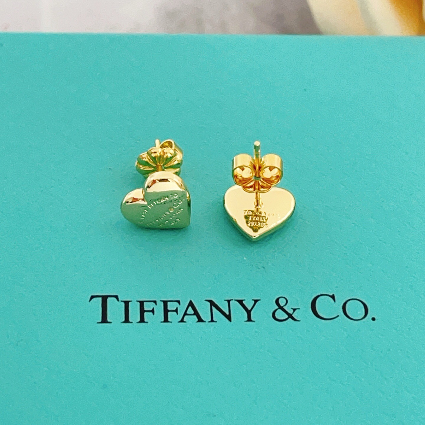 【Tiffany*帝芙尼最新款🆕🆕金色光面爱心耳钉】一致官网黄铜材质，非常的上镜‼️设计很特别值得入手。