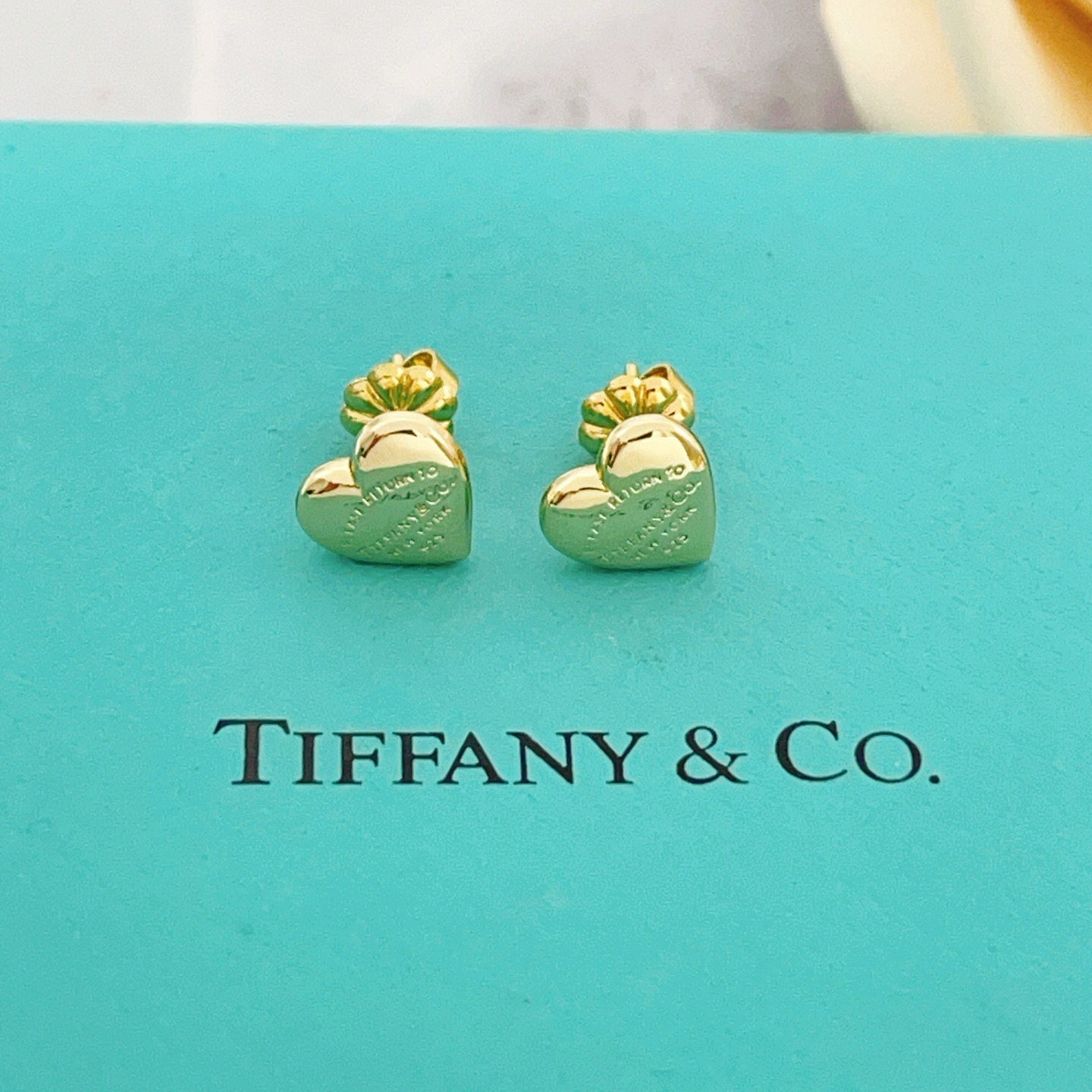 【Tiffany*帝芙尼最新款🆕🆕金色光面爱心耳钉】一致官网黄铜材质，非常的上镜‼️设计很特别值得入手。