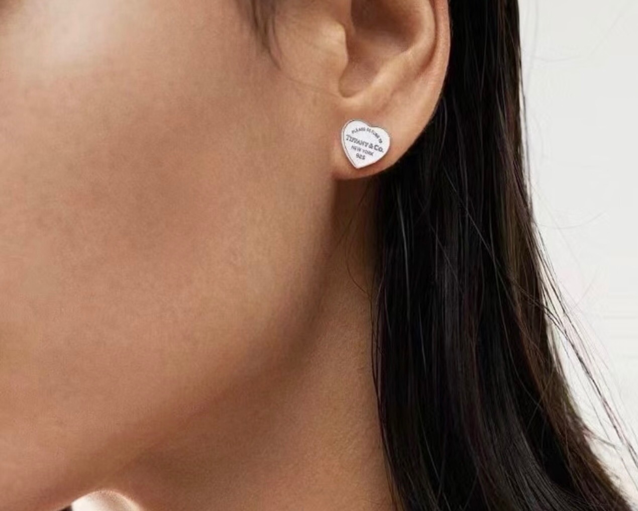 【Tiffany*帝芙尼最新款🆕🆕金色光面爱心耳钉】一致官网黄铜材质，非常的上镜‼️设计很特别值得入手。