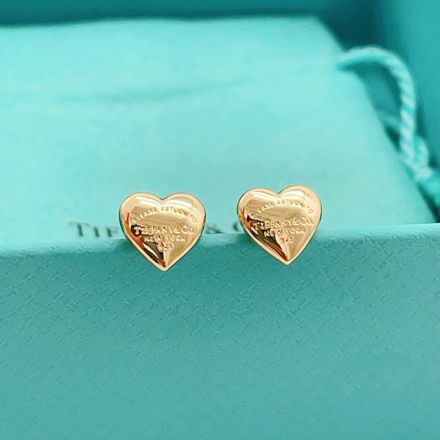 【Tiffany*帝芙尼最新款🆕🆕金色光面爱心耳钉】一致官网黄铜材质，非常的上镜‼️设计很特别值得入手。