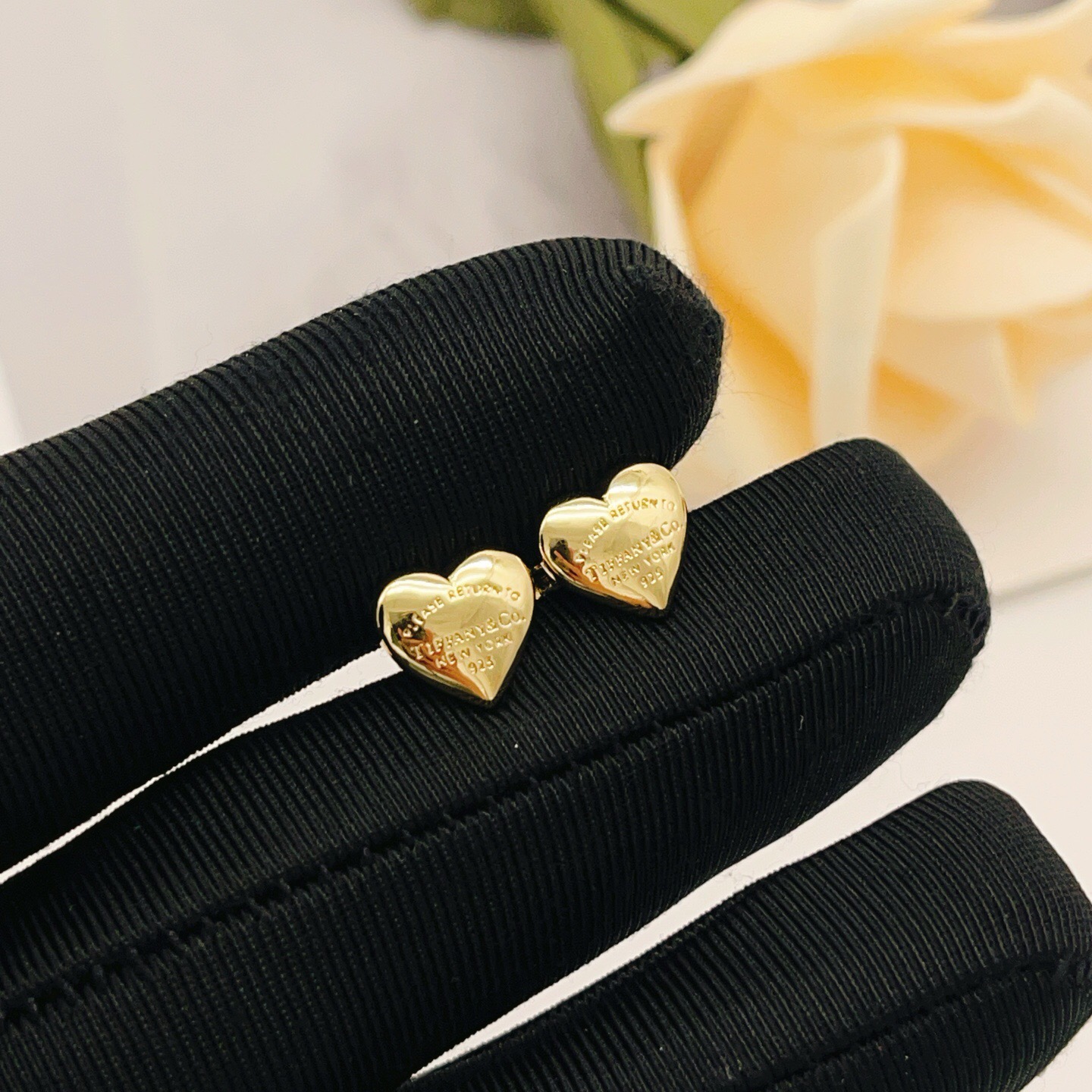 【Tiffany*帝芙尼最新款🆕🆕金色光面爱心耳钉】一致官网黄铜材质，非常的上镜‼️设计很特别值得入手。
