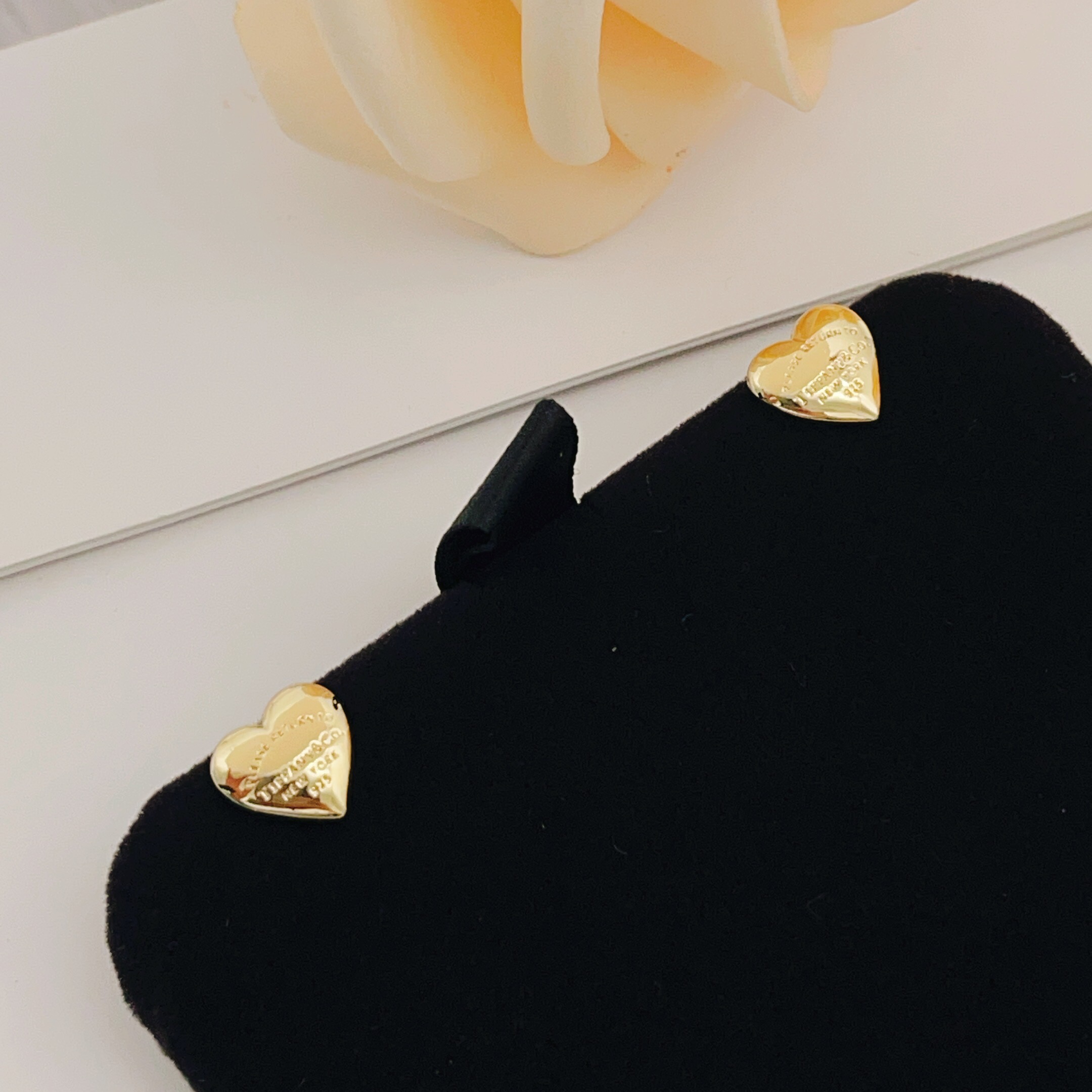 【Tiffany*帝芙尼最新款🆕🆕金色光面爱心耳钉】一致官网黄铜材质，非常的上镜‼️设计很特别值得入手。