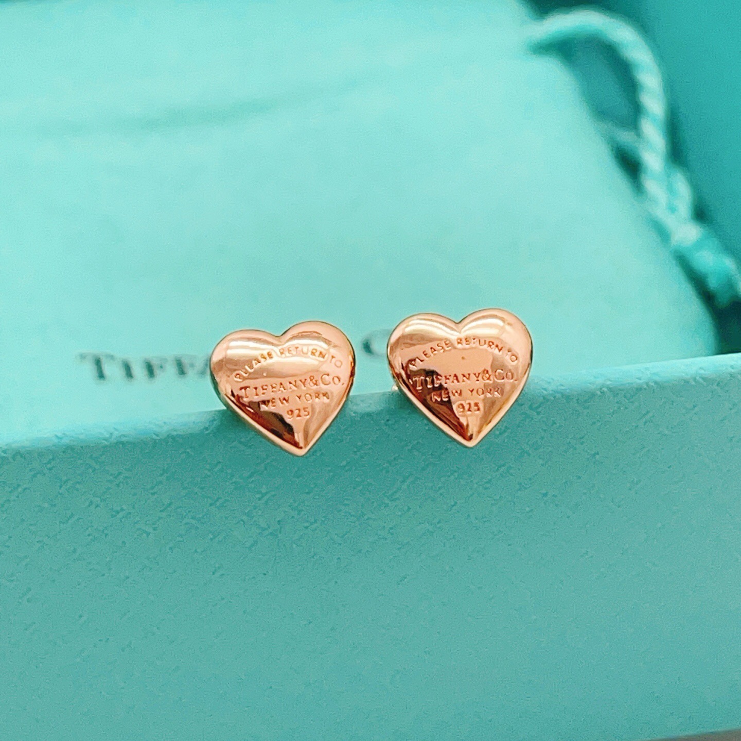【Tiffany*帝芙尼最新款🆕🆕玫瑰金光面爱心耳钉】一致官网黄铜材质，非常的上镜‼️设计很特别值得入手