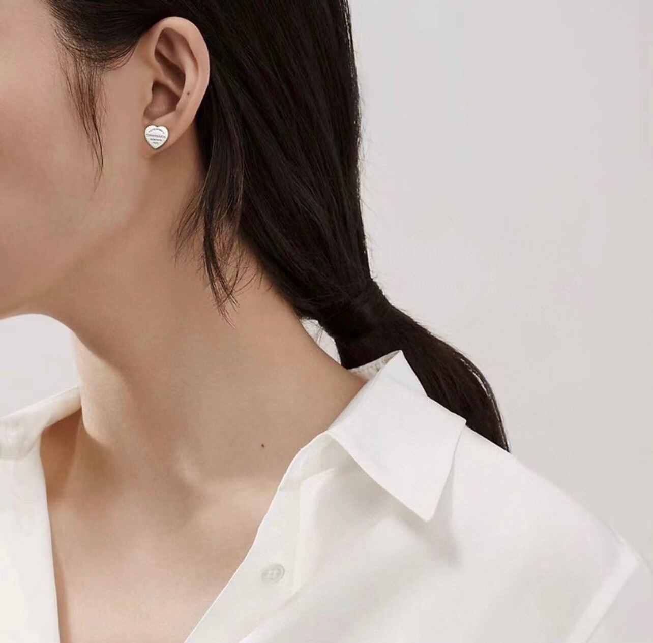 【Tiffany*帝芙尼最新款🆕🆕玫瑰金光面爱心耳钉】一致官网黄铜材质，非常的上镜‼️设计很特别值得入手