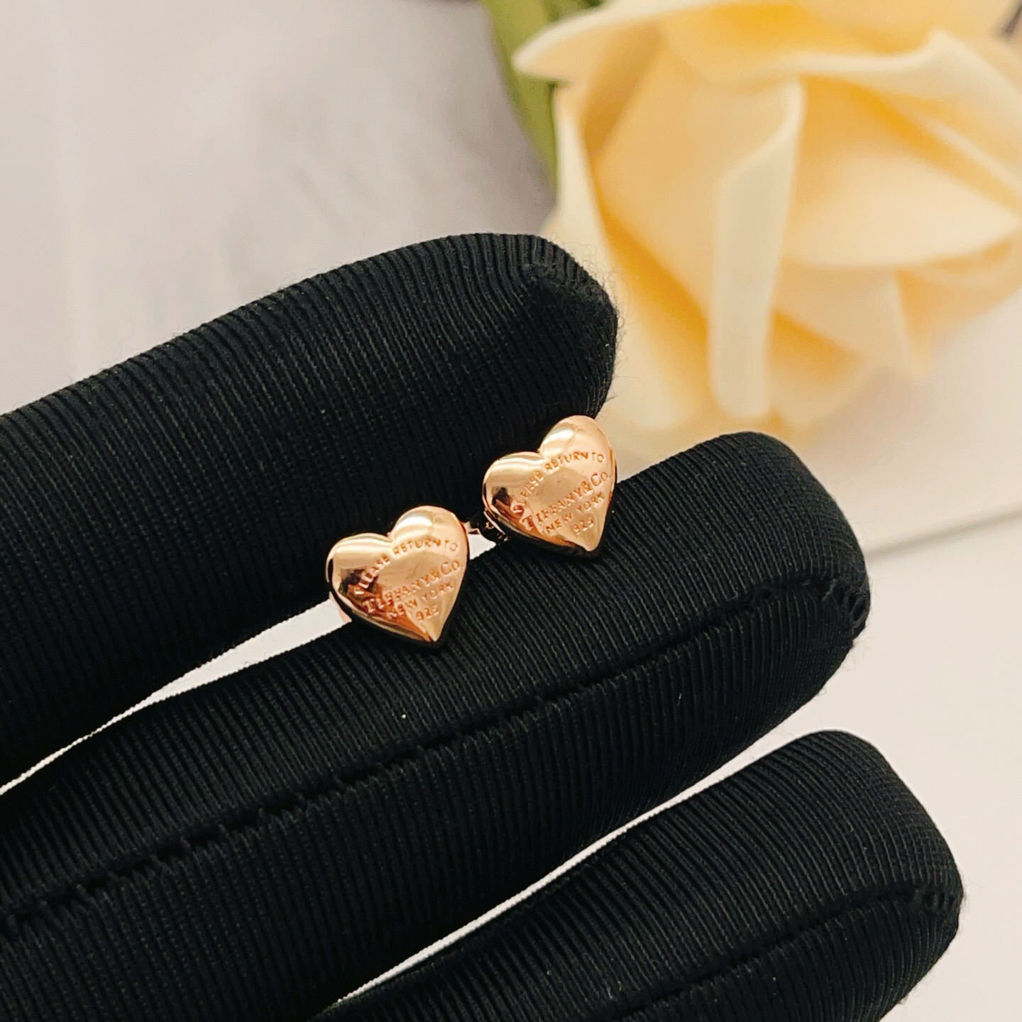 【Tiffany*帝芙尼最新款🆕🆕玫瑰金光面爱心耳钉】一致官网黄铜材质，非常的上镜‼️设计很特别值得入手