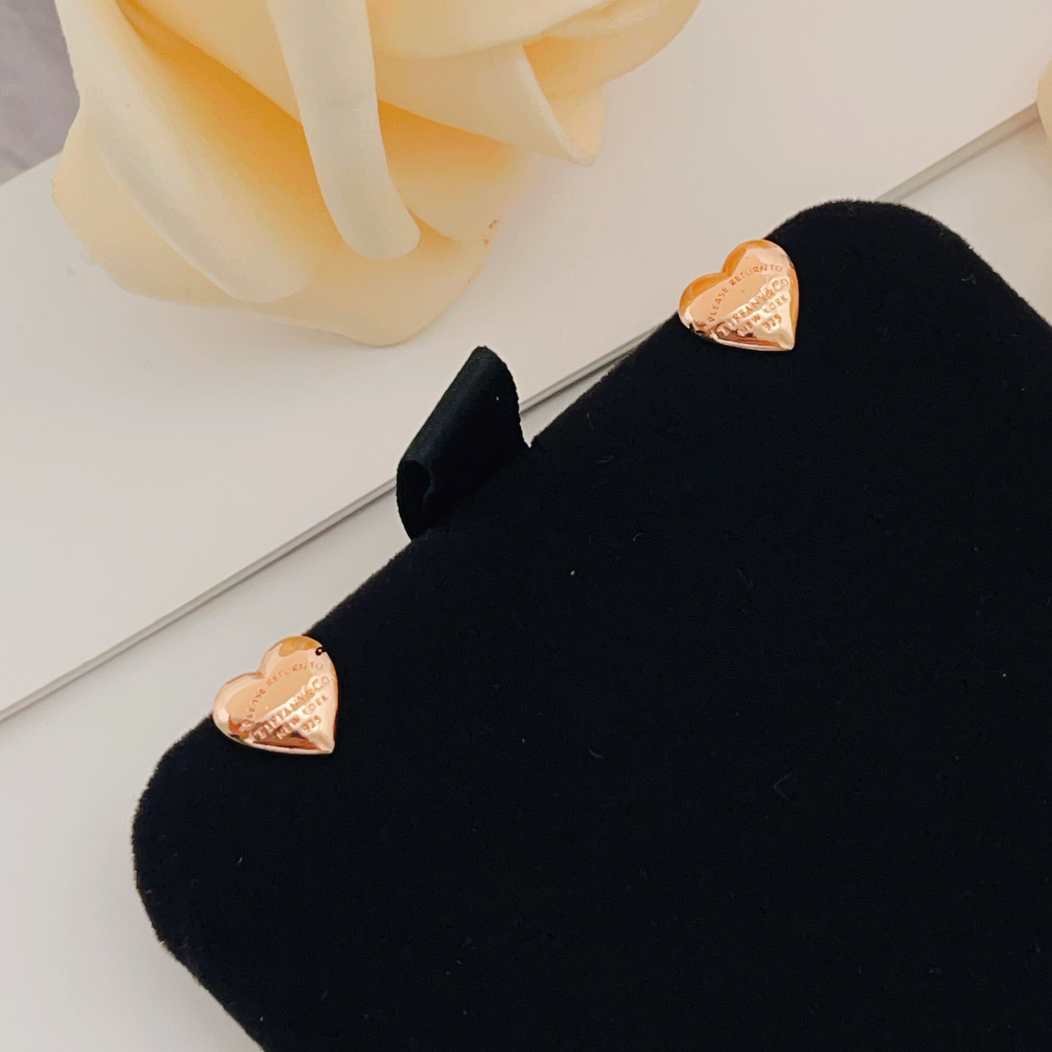 【Tiffany*帝芙尼最新款🆕🆕玫瑰金光面爱心耳钉】一致官网黄铜材质，非常的上镜‼️设计很特别值得入手