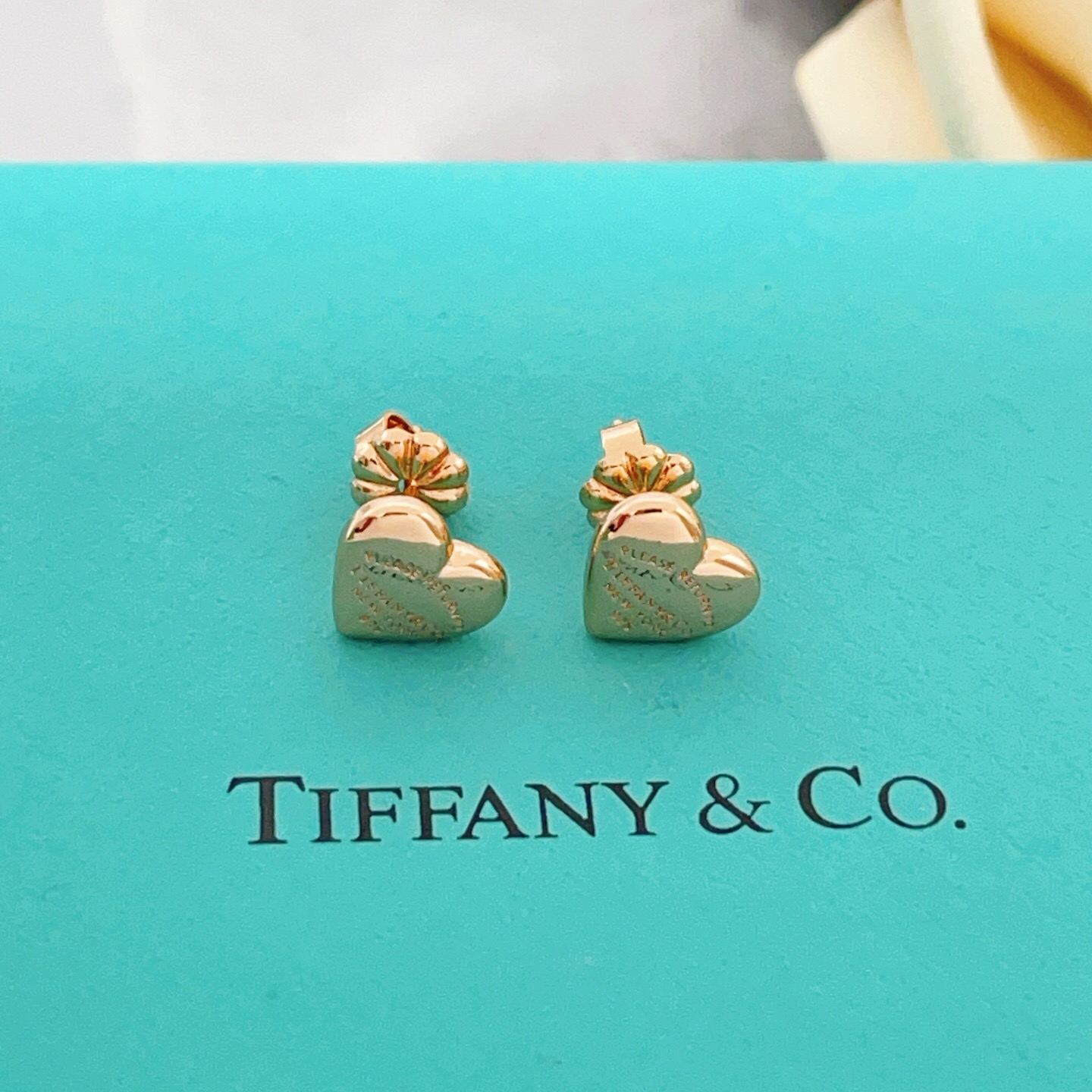 【Tiffany*帝芙尼最新款🆕🆕玫瑰金光面爱心耳钉】一致官网黄铜材质，非常的上镜‼️设计很特别值得入手