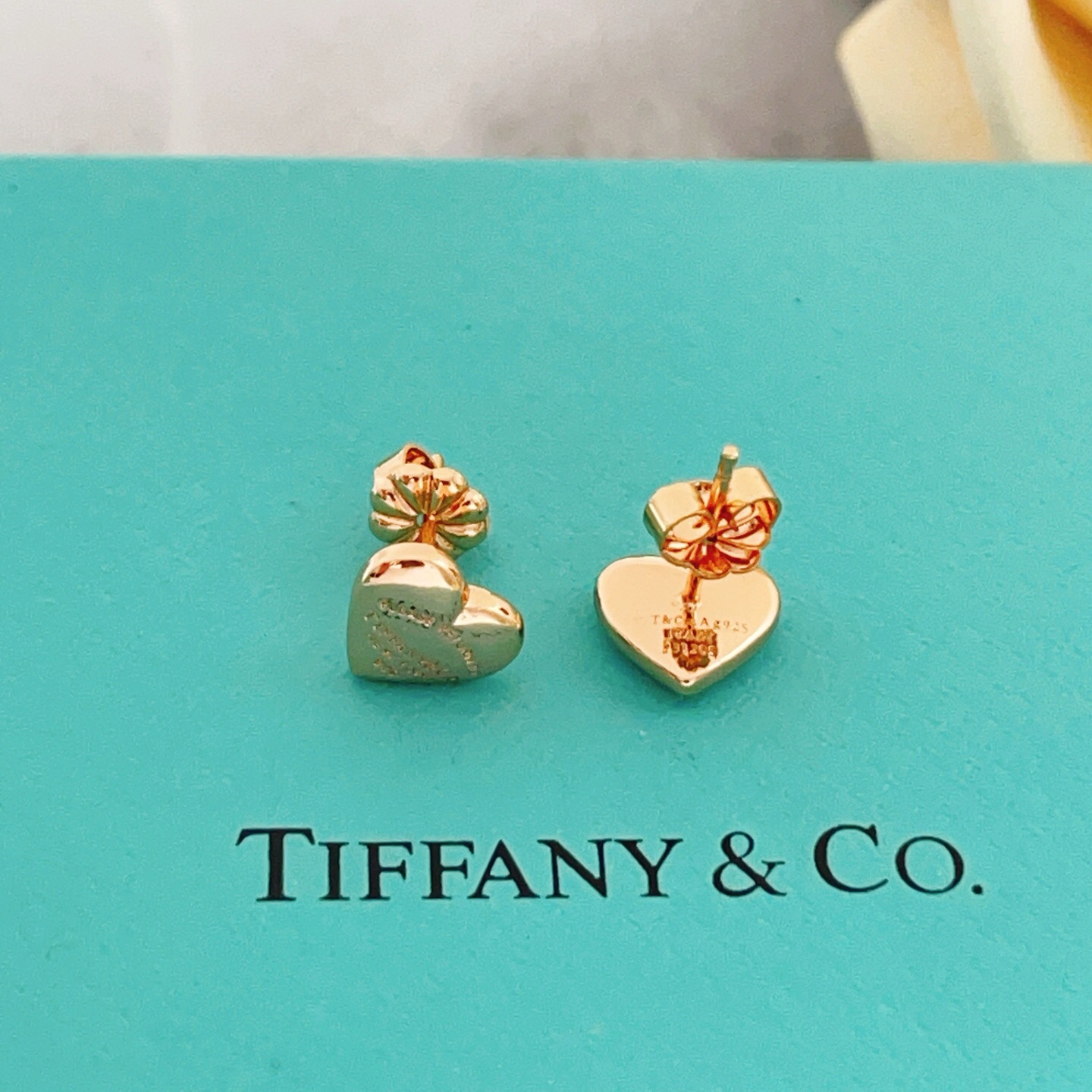 【Tiffany*帝芙尼最新款🆕🆕玫瑰金光面爱心耳钉】一致官网黄铜材质，非常的上镜‼️设计很特别值得入手