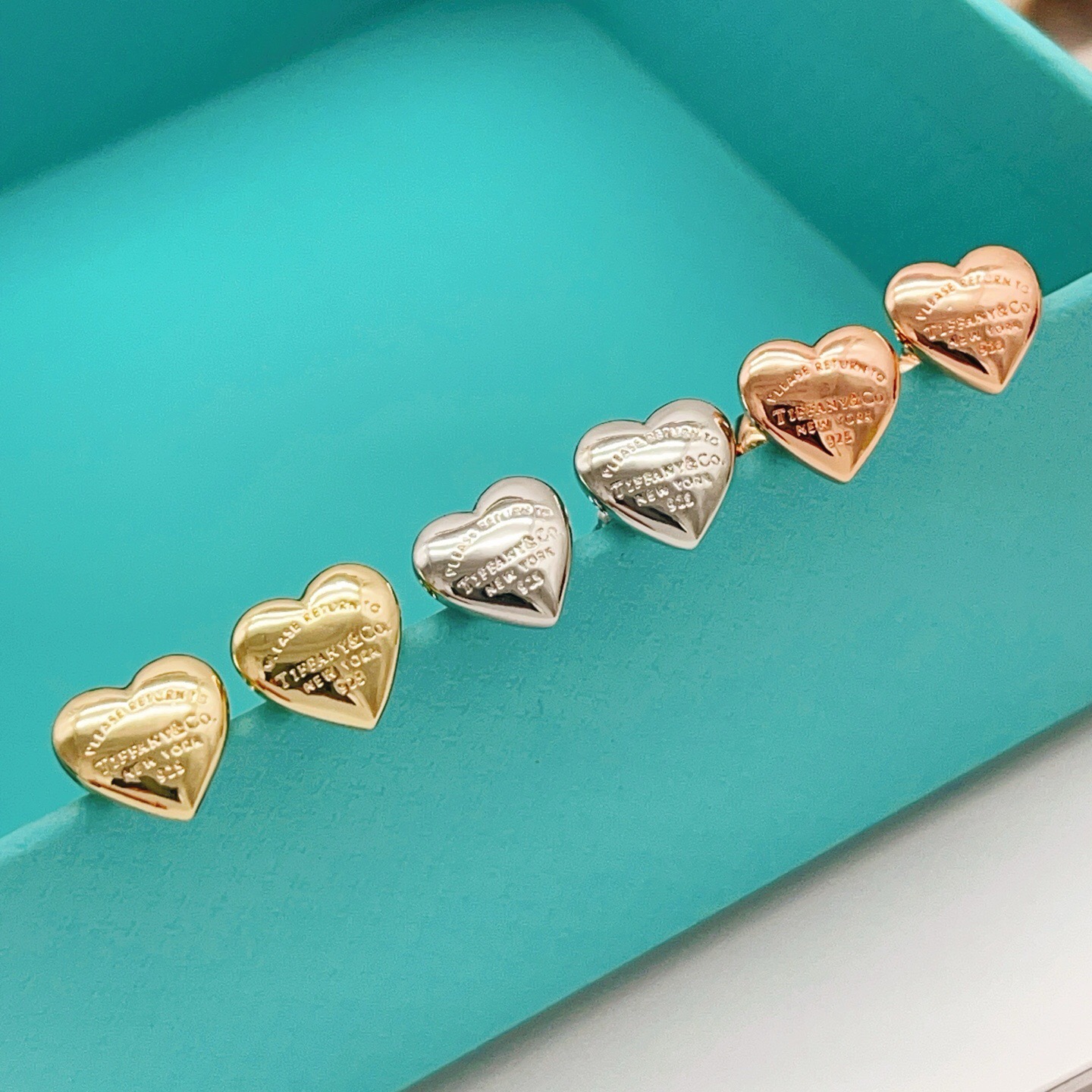 【Tiffany*帝芙尼最新款🆕🆕玫瑰金光面爱心耳钉】一致官网黄铜材质，非常的上镜‼️设计很特别值得入手