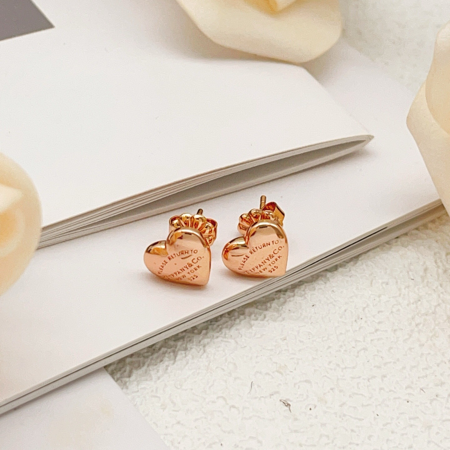 【Tiffany*帝芙尼最新款🆕🆕玫瑰金光面爱心耳钉】一致官网黄铜材质，非常的上镜‼️设计很特别值得入手