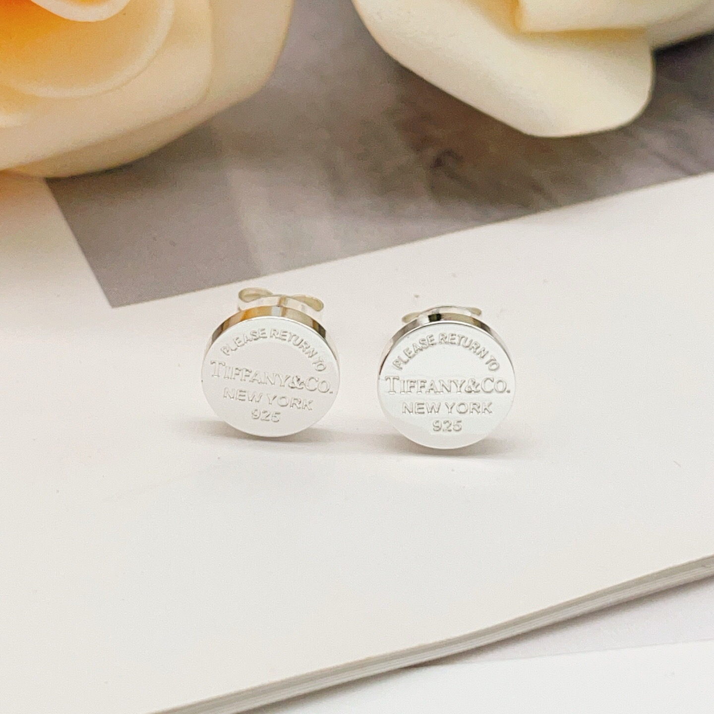 【Tiffany*帝芙尼最新款🆕🆕银色光面圆形耳钉】一致官网黄铜材质，非常的上镜‼️设计很特别值得入手。