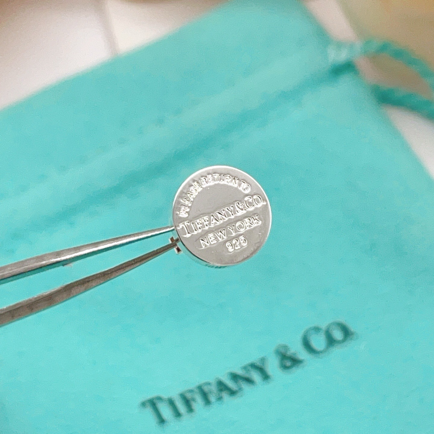 【Tiffany*帝芙尼最新款🆕🆕银色光面圆形耳钉】一致官网黄铜材质，非常的上镜‼️设计很特别值得入手。