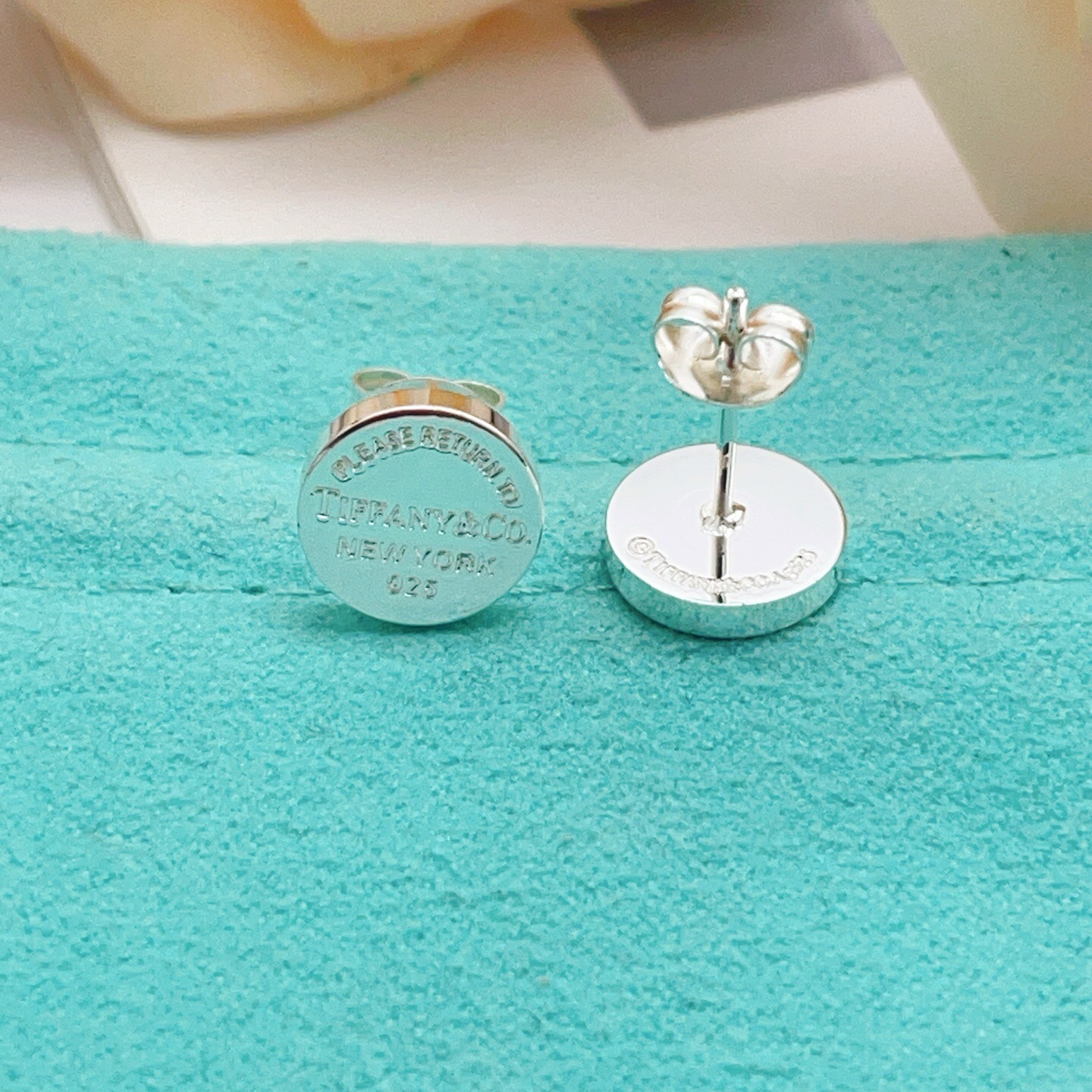 【Tiffany*帝芙尼最新款🆕🆕银色光面圆形耳钉】一致官网黄铜材质，非常的上镜‼️设计很特别值得入手。