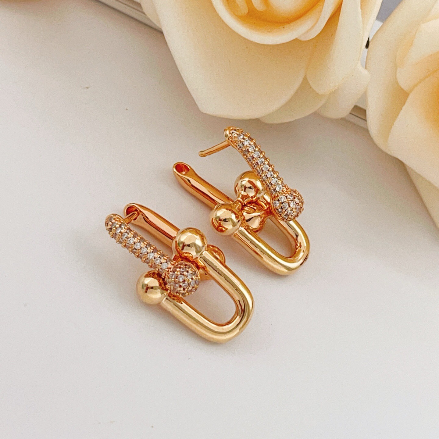 【Tiffany*帝芙尼最新款🆕🆕玫瑰金镶钻马蹄耳钉】一致官网黄铜材质，非常的上镜‼️设计很特别值得入手