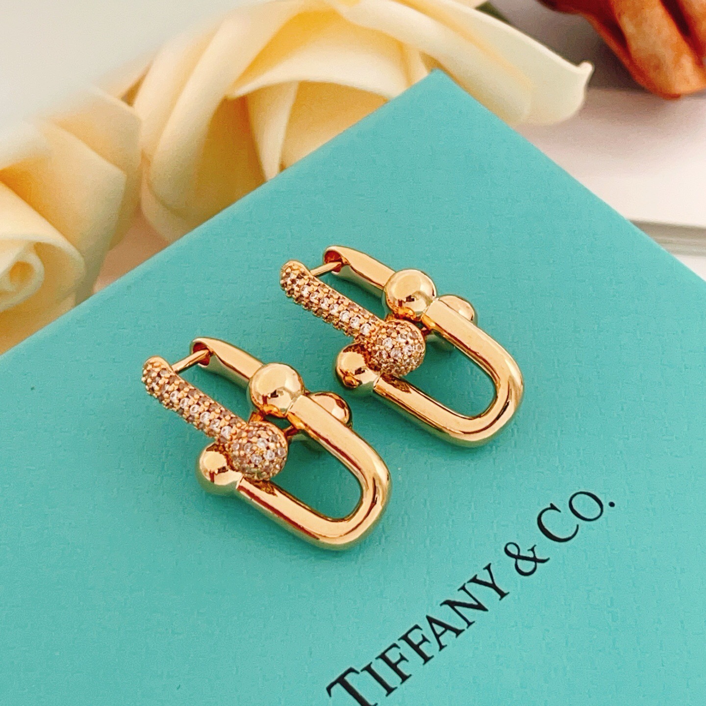 【Tiffany*帝芙尼最新款🆕🆕玫瑰金镶钻马蹄耳钉】一致官网黄铜材质，非常的上镜‼️设计很特别值得入手