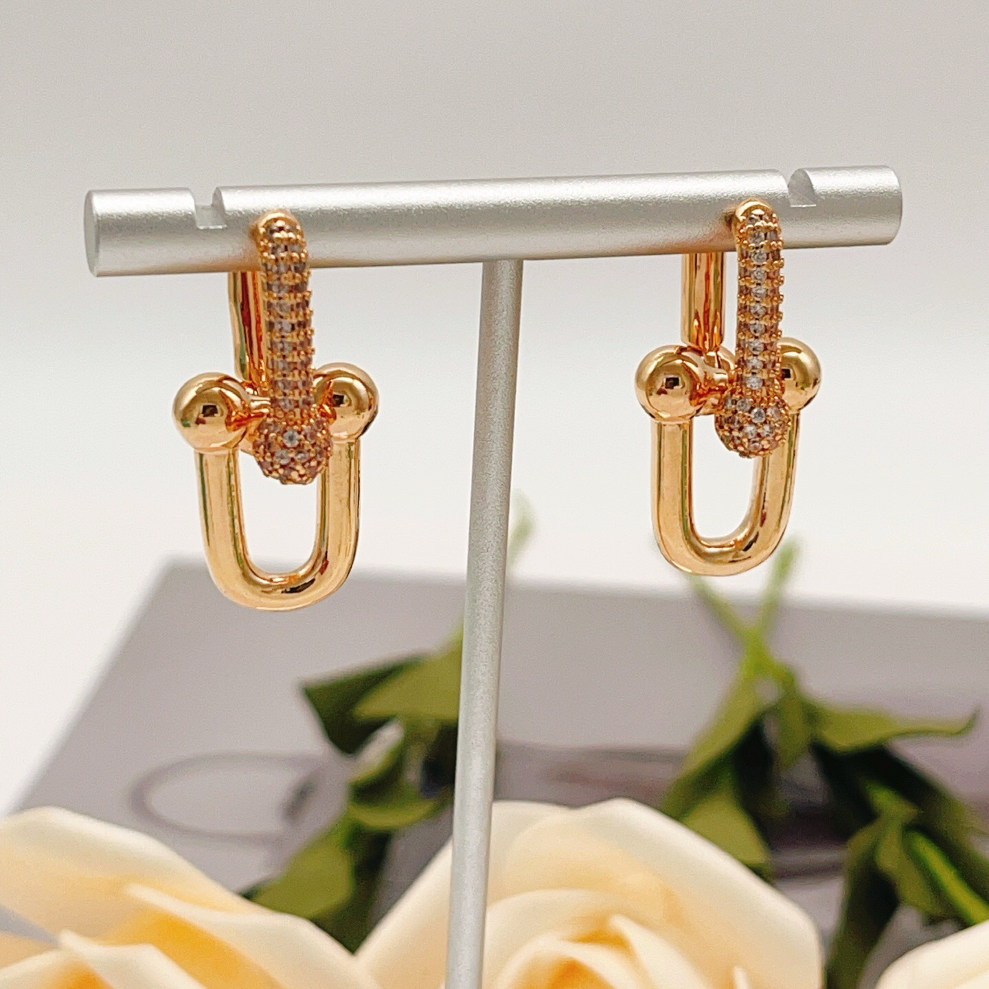 【Tiffany*帝芙尼最新款🆕🆕玫瑰金镶钻马蹄耳钉】一致官网黄铜材质，非常的上镜‼️设计很特别值得入手