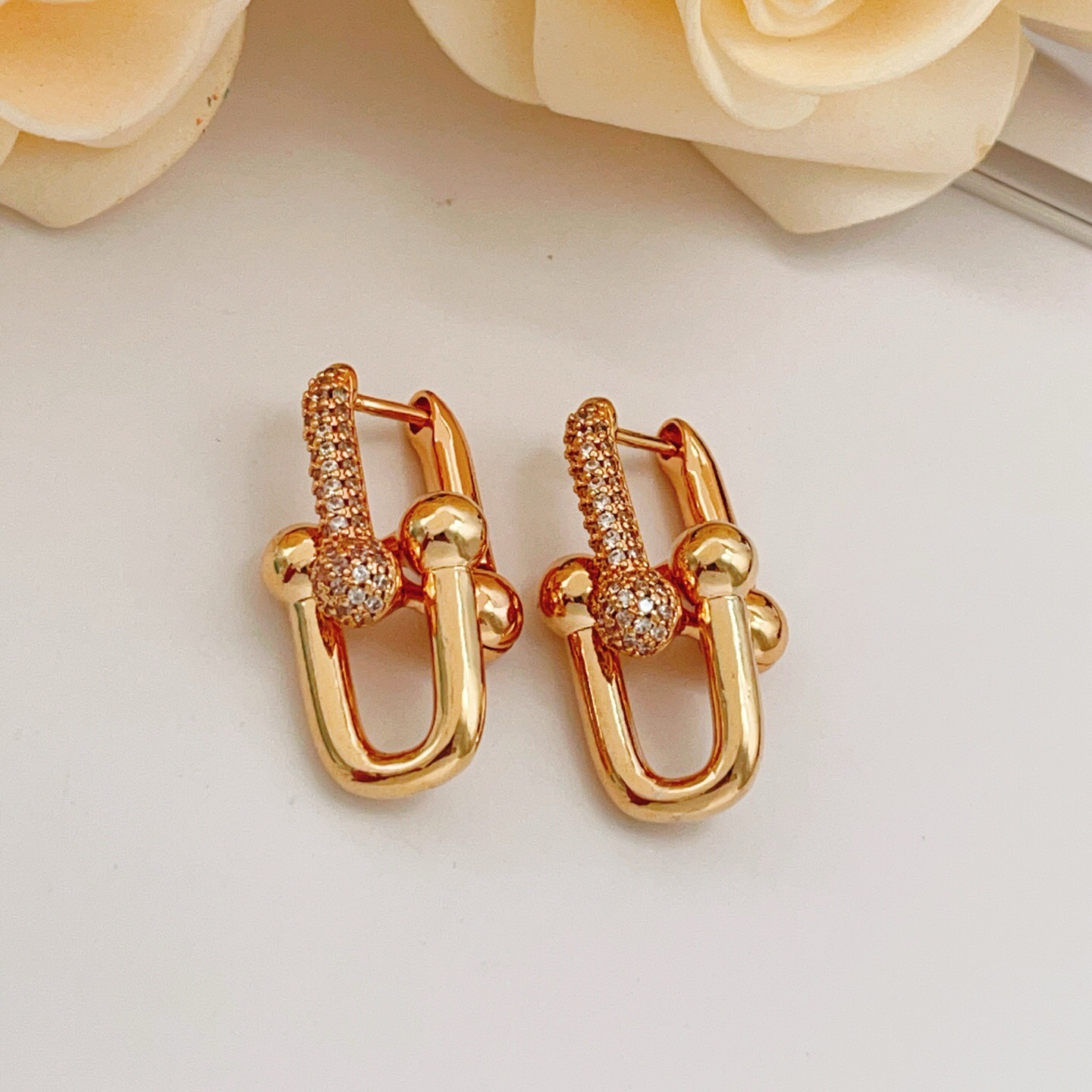 【Tiffany*帝芙尼最新款🆕🆕玫瑰金镶钻马蹄耳钉】一致官网黄铜材质，非常的上镜‼️设计很特别值得入手