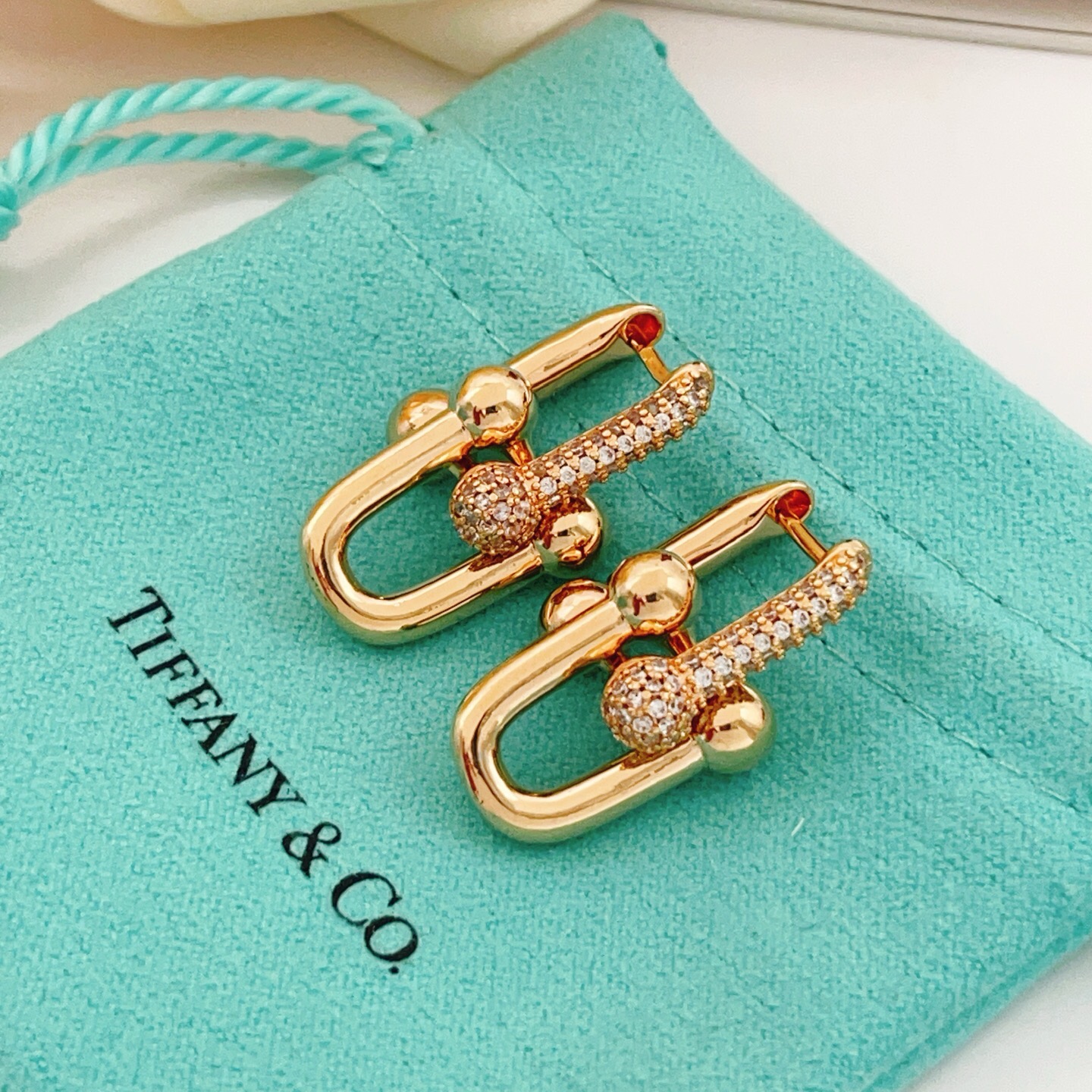 【Tiffany*帝芙尼最新款🆕🆕玫瑰金镶钻马蹄耳钉】一致官网黄铜材质，非常的上镜‼️设计很特别值得入手