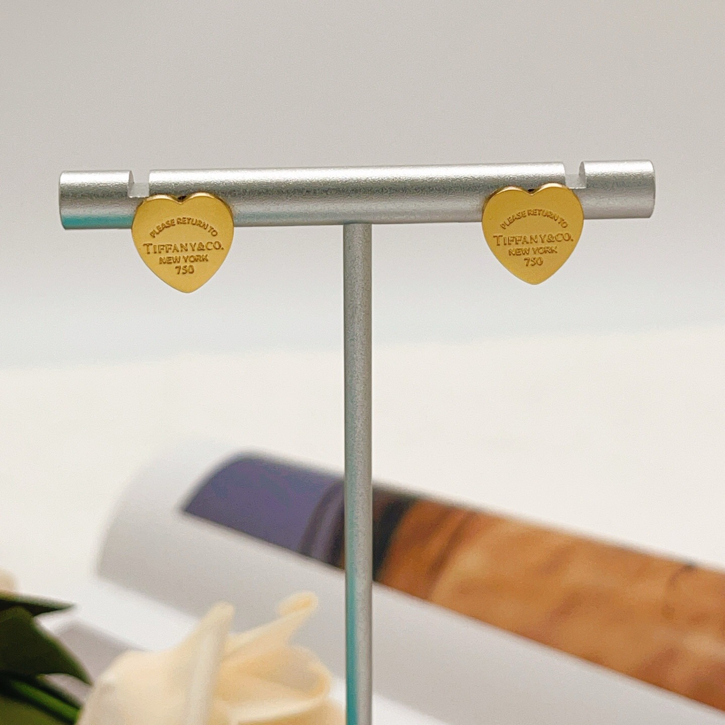 【Tiffany*帝芙尼最新款🆕🆕金色光面750爱心耳钉】一致官网黄铜材质，非常的上镜‼️设计很特别值得