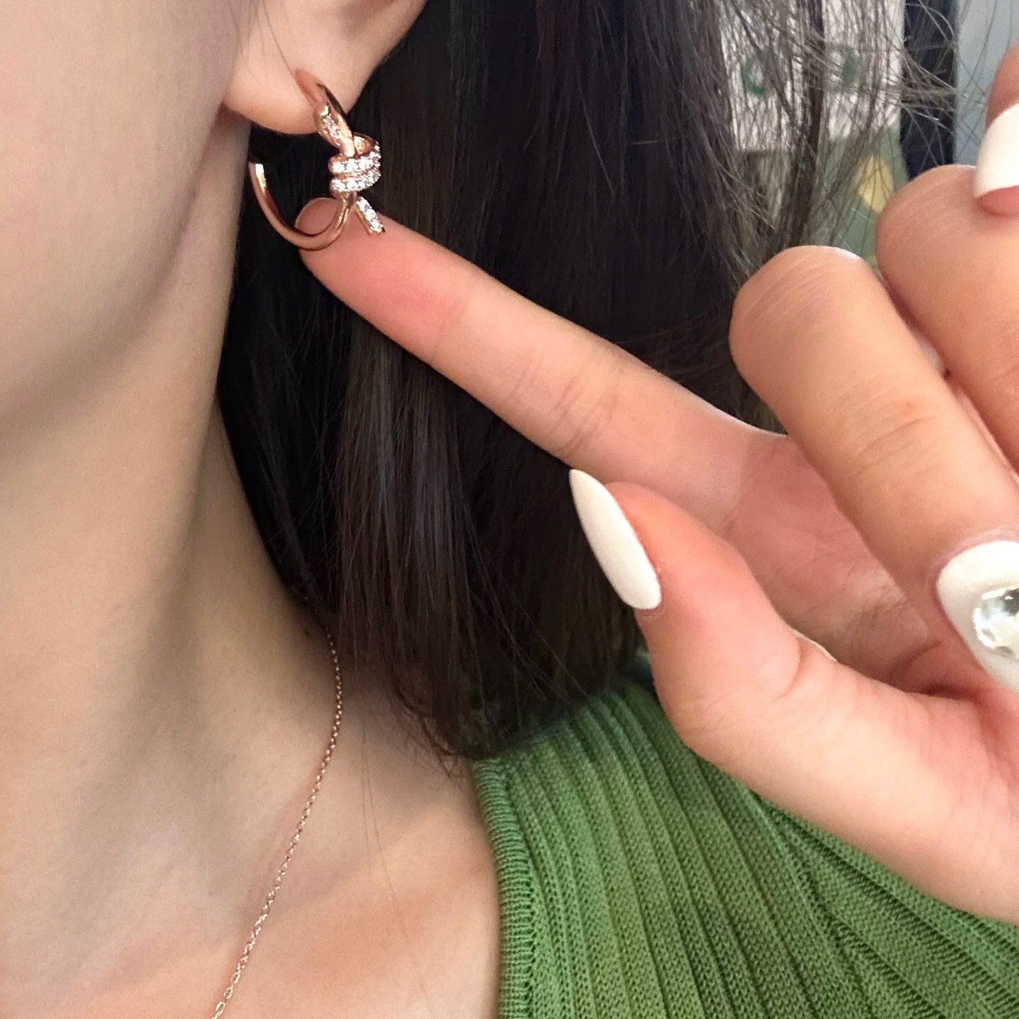 【Tiffany*帝芙尼最新款🆕🆕金色镶钻绳结耳钉】一致官网黄铜材质，非常的上镜‼️设计很特别值得入手。