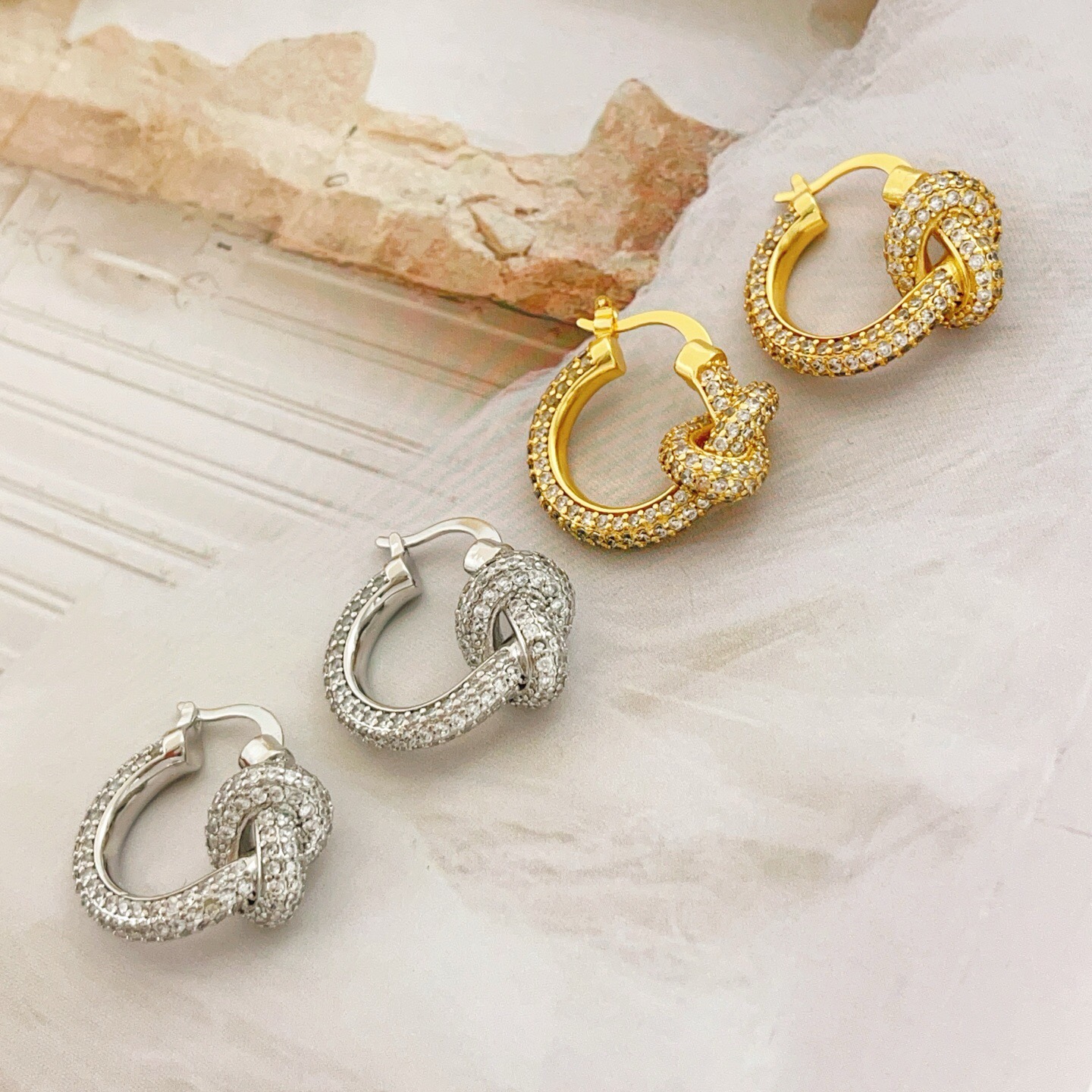 【Tiffany*帝芙尼最新款🆕🆕银色满钻绳结耳钉】一致官网黄铜材质，非常的上镜‼️设计很特别值得入手。