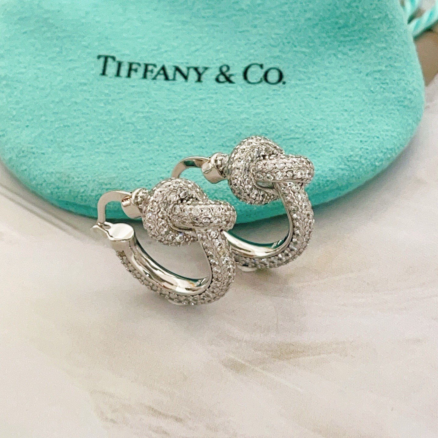 【Tiffany*帝芙尼最新款🆕🆕银色满钻绳结耳钉】一致官网黄铜材质，非常的上镜‼️设计很特别值得入手。