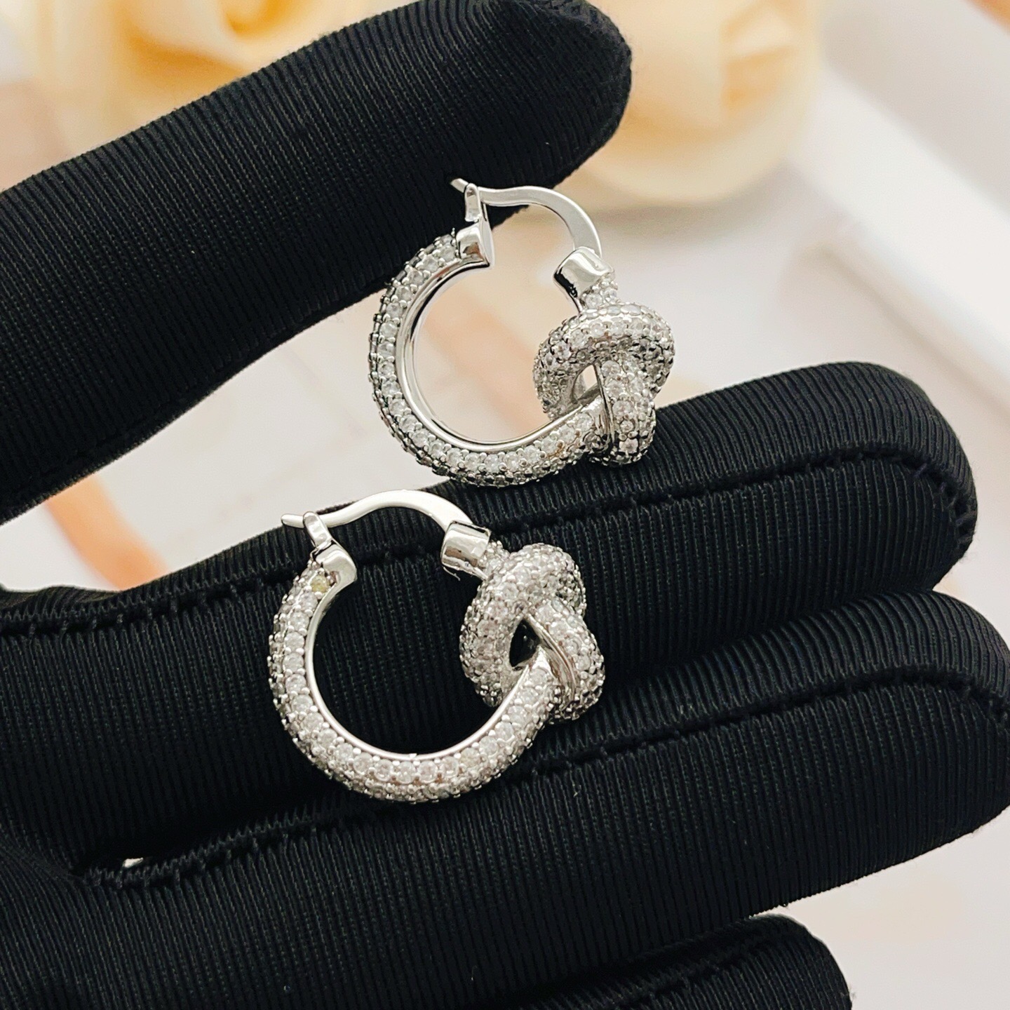 【Tiffany*帝芙尼最新款🆕🆕银色满钻绳结耳钉】一致官网黄铜材质，非常的上镜‼️设计很特别值得入手。