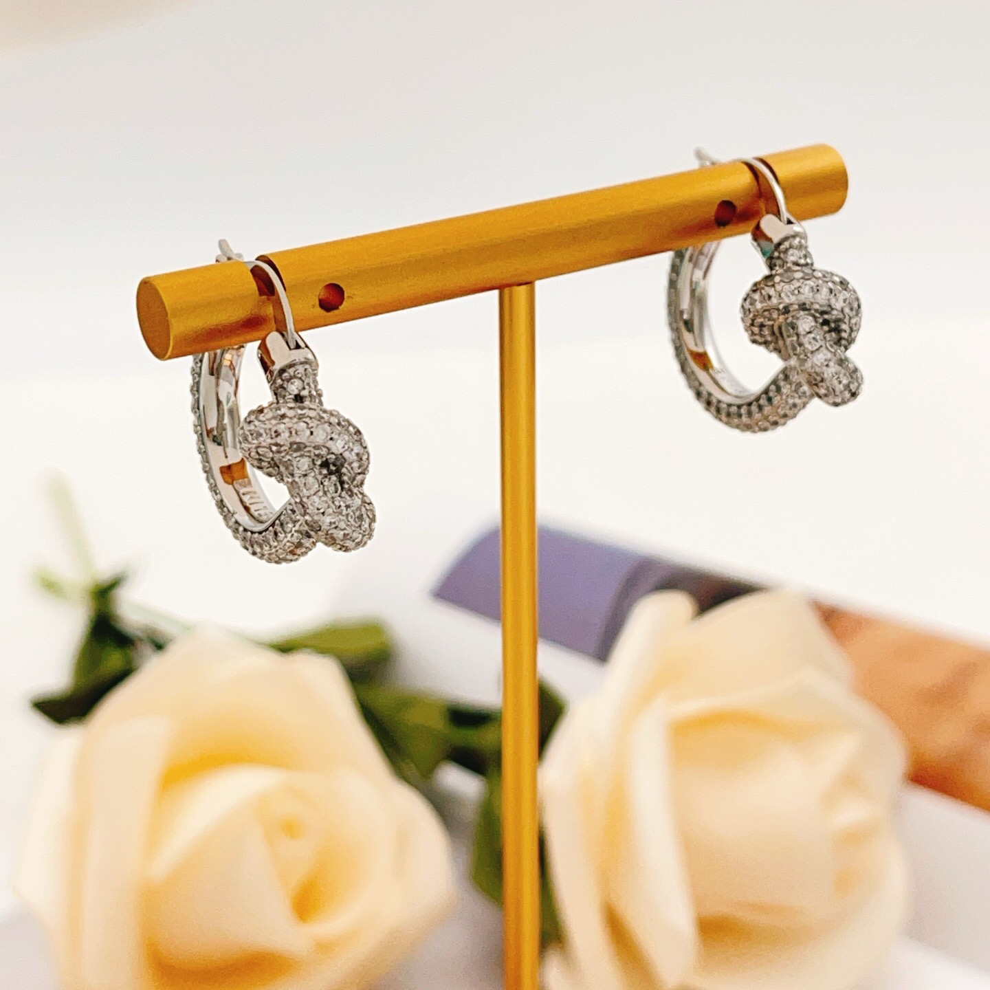 【Tiffany*帝芙尼最新款🆕🆕银色满钻绳结耳钉】一致官网黄铜材质，非常的上镜‼️设计很特别值得入手。