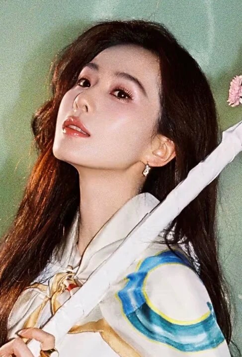 【Tiffany*帝芙尼最新款🆕🆕银色满钻绳结耳钉】一致官网黄铜材质，非常的上镜‼️设计很特别值得入手。