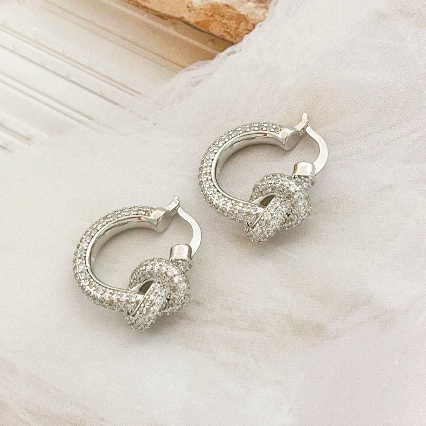 【Tiffany*帝芙尼最新款🆕🆕银色满钻绳结耳钉】一致官网黄铜材质，非常的上镜‼️设计很特别值得入手。