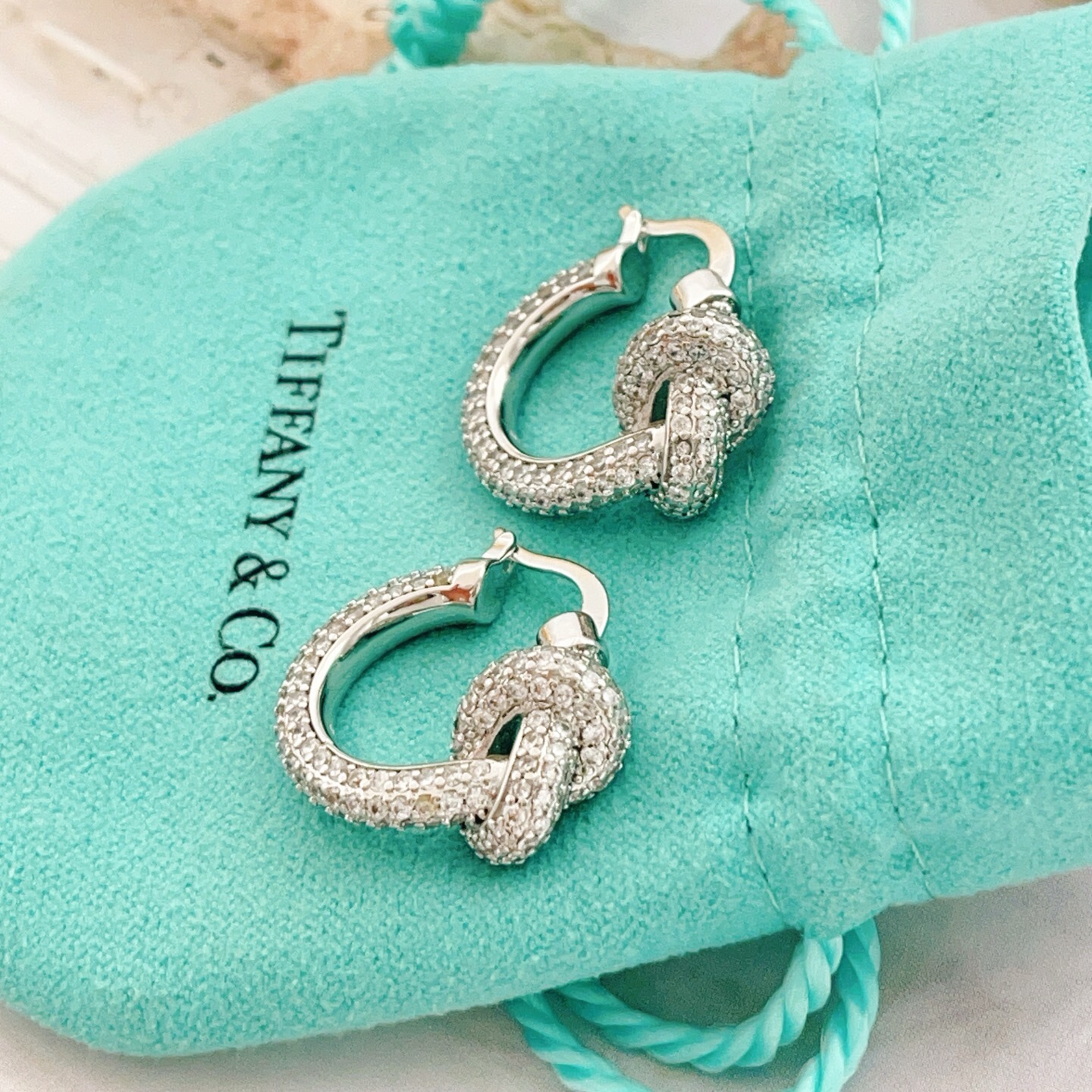 【Tiffany*帝芙尼最新款🆕🆕银色满钻绳结耳钉】一致官网黄铜材质，非常的上镜‼️设计很特别值得入手。