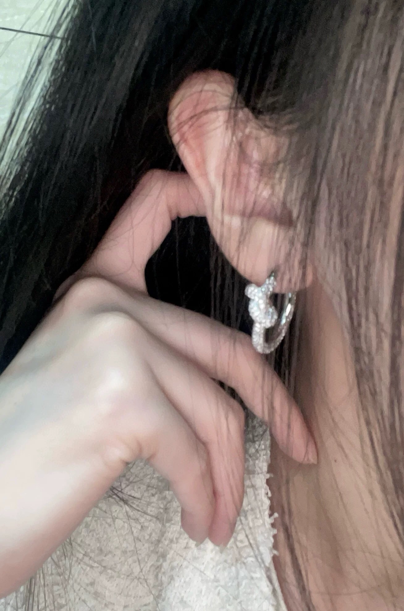 【Tiffany*帝芙尼最新款🆕🆕金色满钻绳结耳钉】一致官网黄铜材质，非常的上镜‼️设计很特别值得入手。