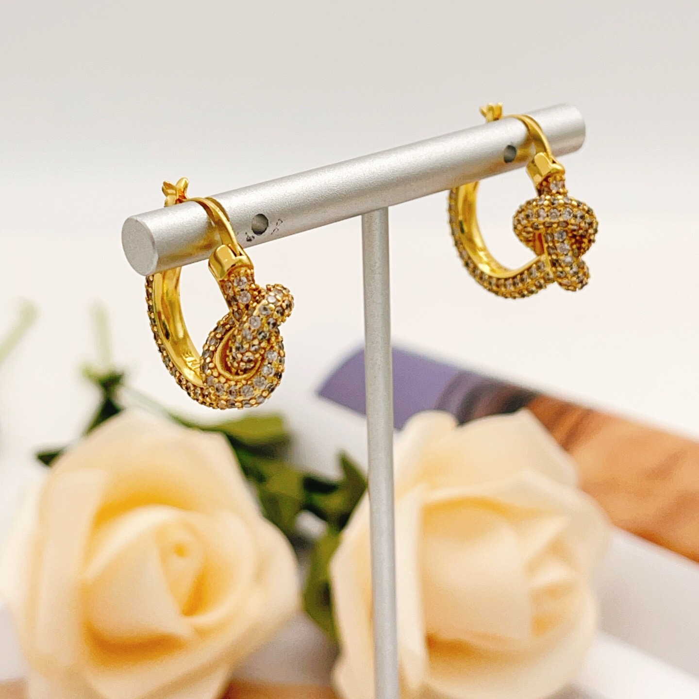 【Tiffany*帝芙尼最新款🆕🆕金色满钻绳结耳钉】一致官网黄铜材质，非常的上镜‼️设计很特别值得入手。
