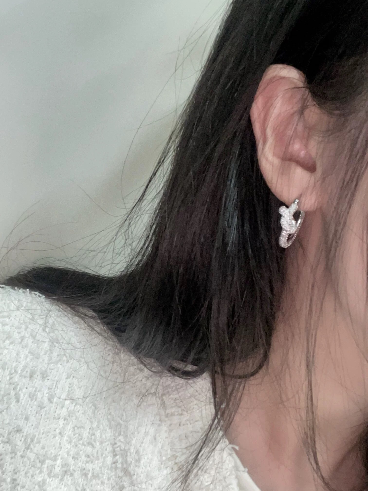【Tiffany*帝芙尼最新款🆕🆕金色满钻绳结耳钉】一致官网黄铜材质，非常的上镜‼️设计很特别值得入手。
