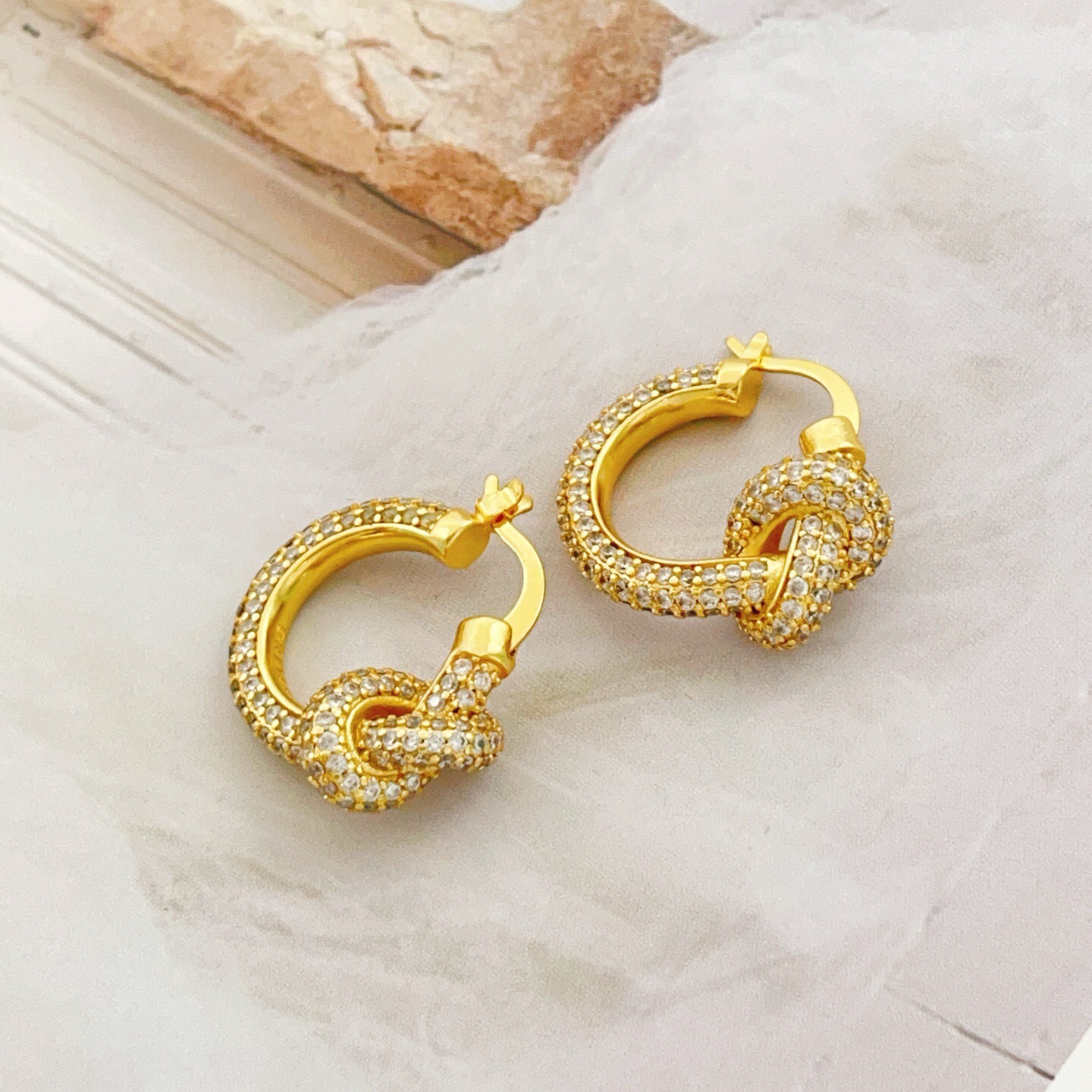 【Tiffany*帝芙尼最新款🆕🆕金色满钻绳结耳钉】一致官网黄铜材质，非常的上镜‼️设计很特别值得入手。