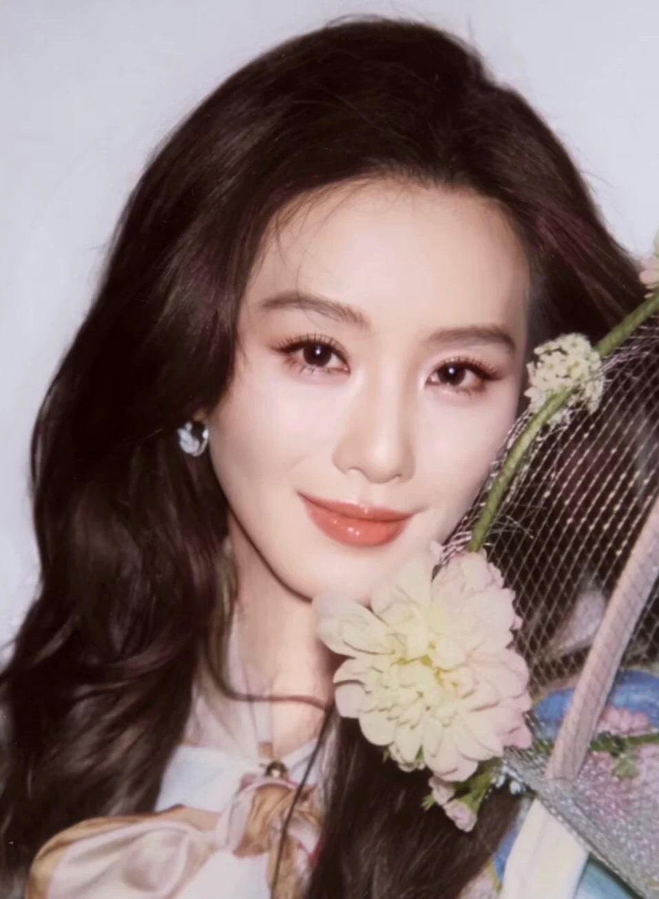 【Tiffany*帝芙尼最新款🆕🆕金色满钻绳结耳钉】一致官网黄铜材质，非常的上镜‼️设计很特别值得入手。