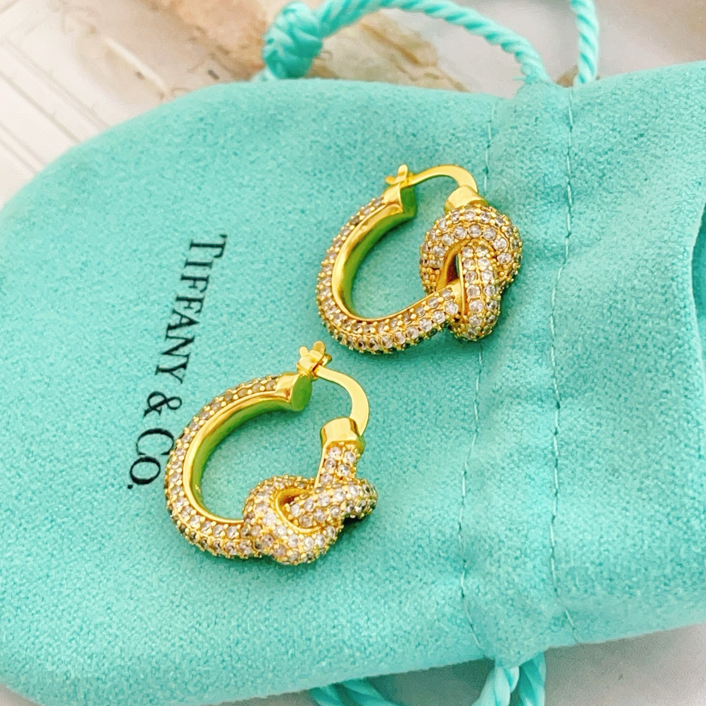 【Tiffany*帝芙尼最新款🆕🆕金色满钻绳结耳钉】一致官网黄铜材质，非常的上镜‼️设计很特别值得入手。