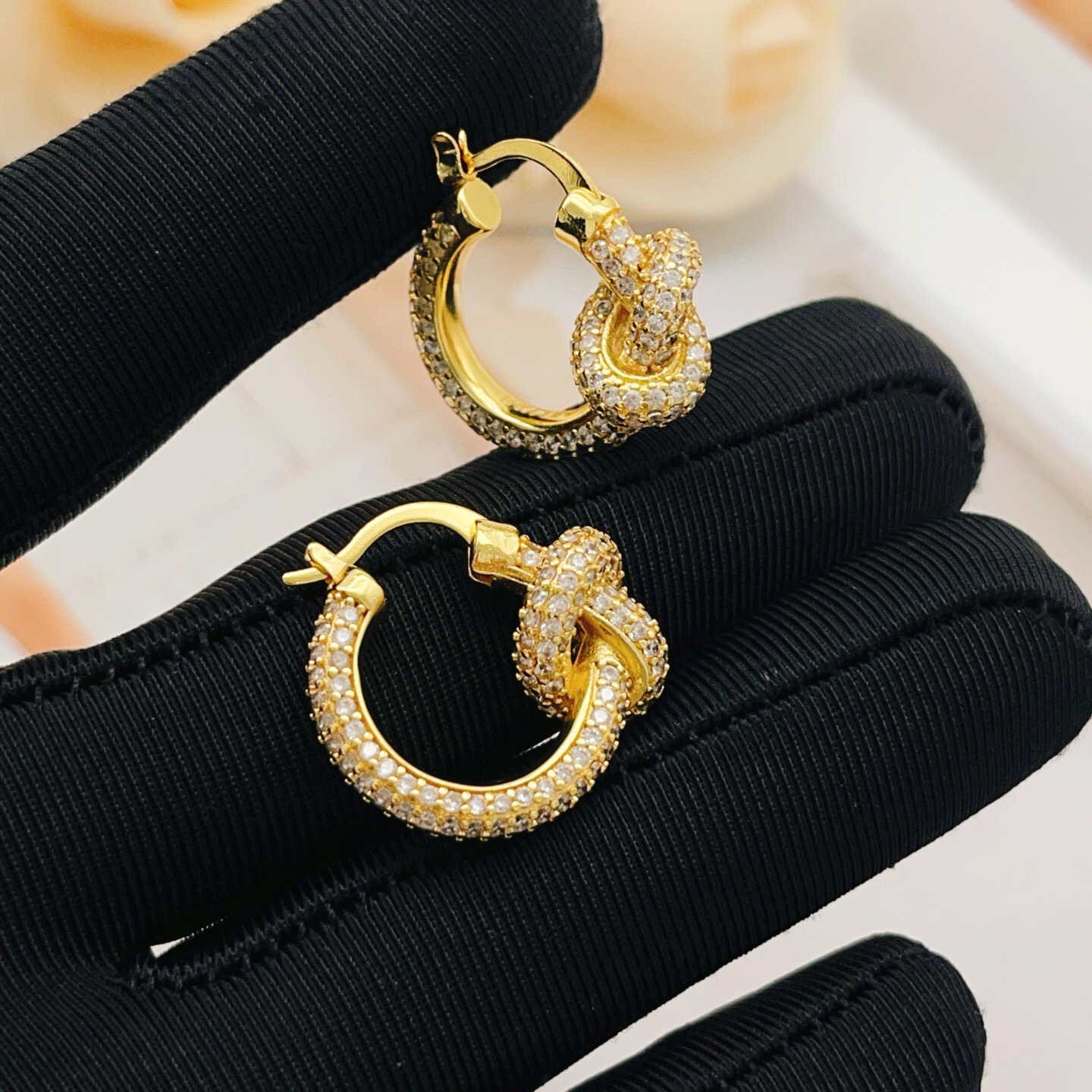 【Tiffany*帝芙尼最新款🆕🆕金色满钻绳结耳钉】一致官网黄铜材质，非常的上镜‼️设计很特别值得入手。