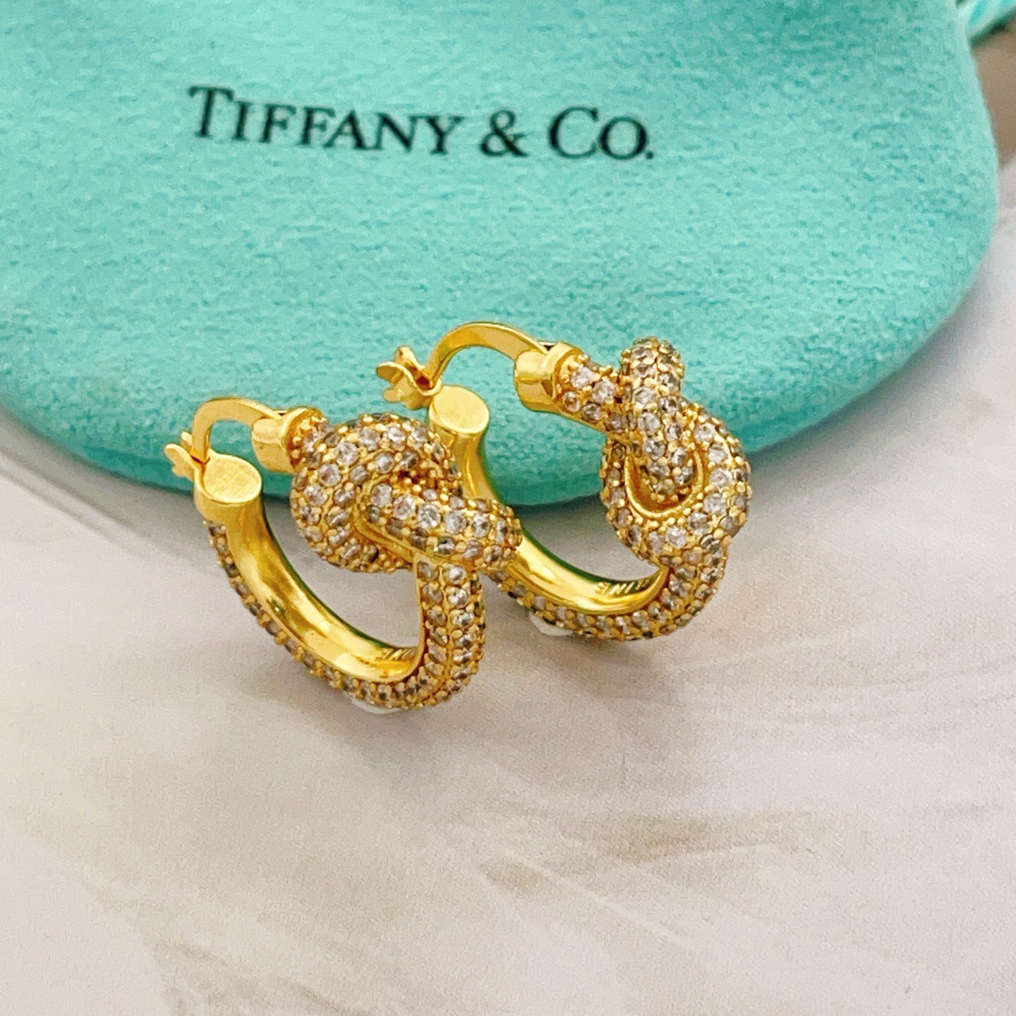 【Tiffany*帝芙尼最新款🆕🆕金色满钻绳结耳钉】一致官网黄铜材质，非常的上镜‼️设计很特别值得入手。