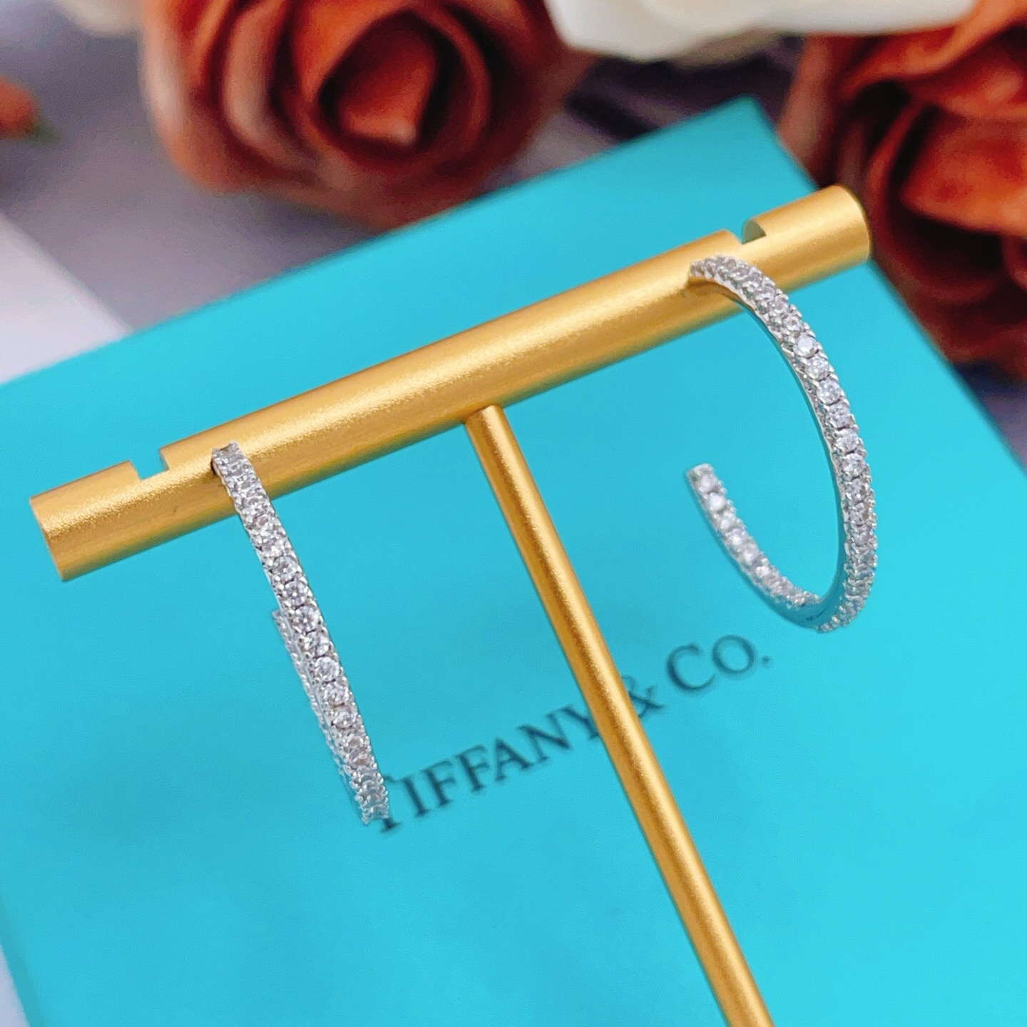 【Tiffany*帝芙尼最新款🆕🆕银色满钻半圆耳钉】一致官网黄铜材质，非常的上镜‼️设计很特别值得入手。