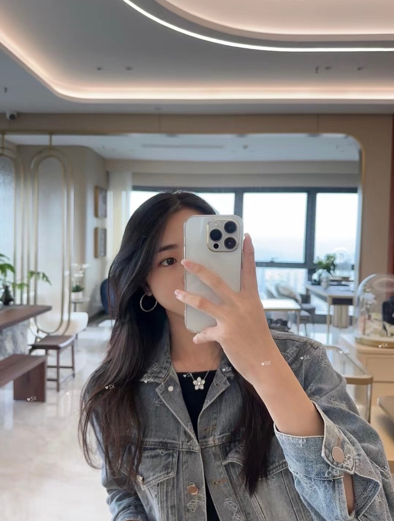 【Tiffany*帝芙尼最新款🆕🆕银色满钻半圆耳钉】一致官网黄铜材质，非常的上镜‼️设计很特别值得入手。