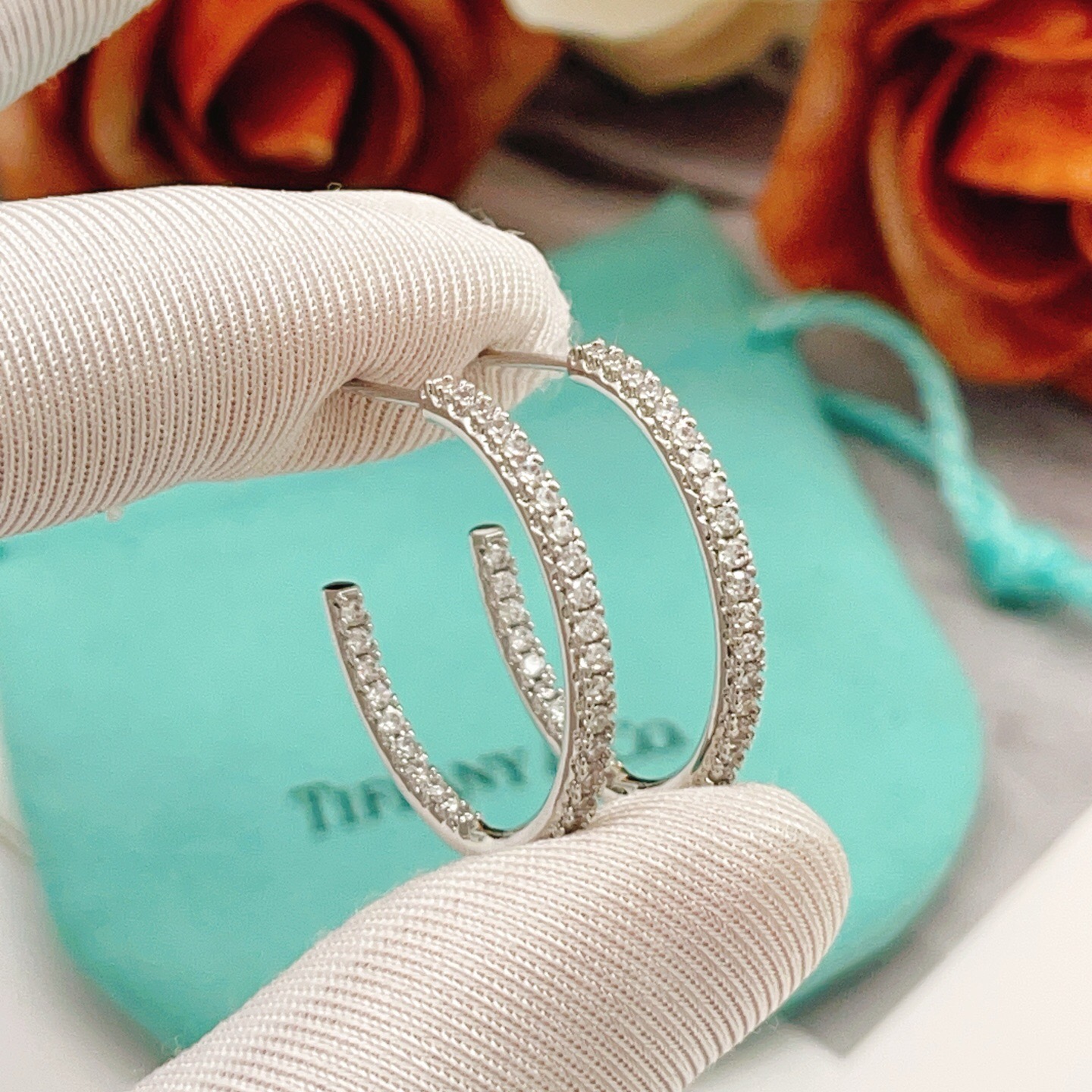 【Tiffany*帝芙尼最新款🆕🆕银色满钻半圆耳钉】一致官网黄铜材质，非常的上镜‼️设计很特别值得入手。